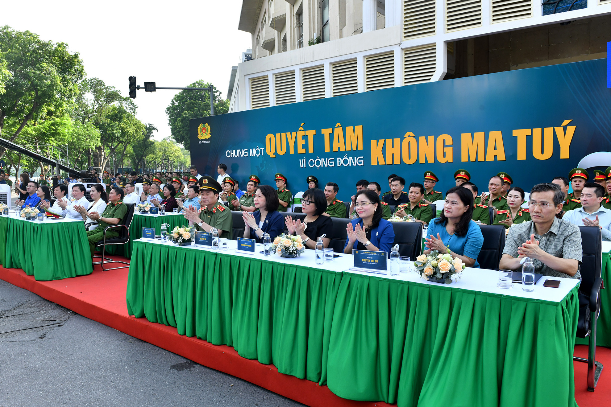 Các đại biểu tham dự lễ khai mạc và tuần hành hưởng ứng Tháng hành động phòng, chống ma túy.