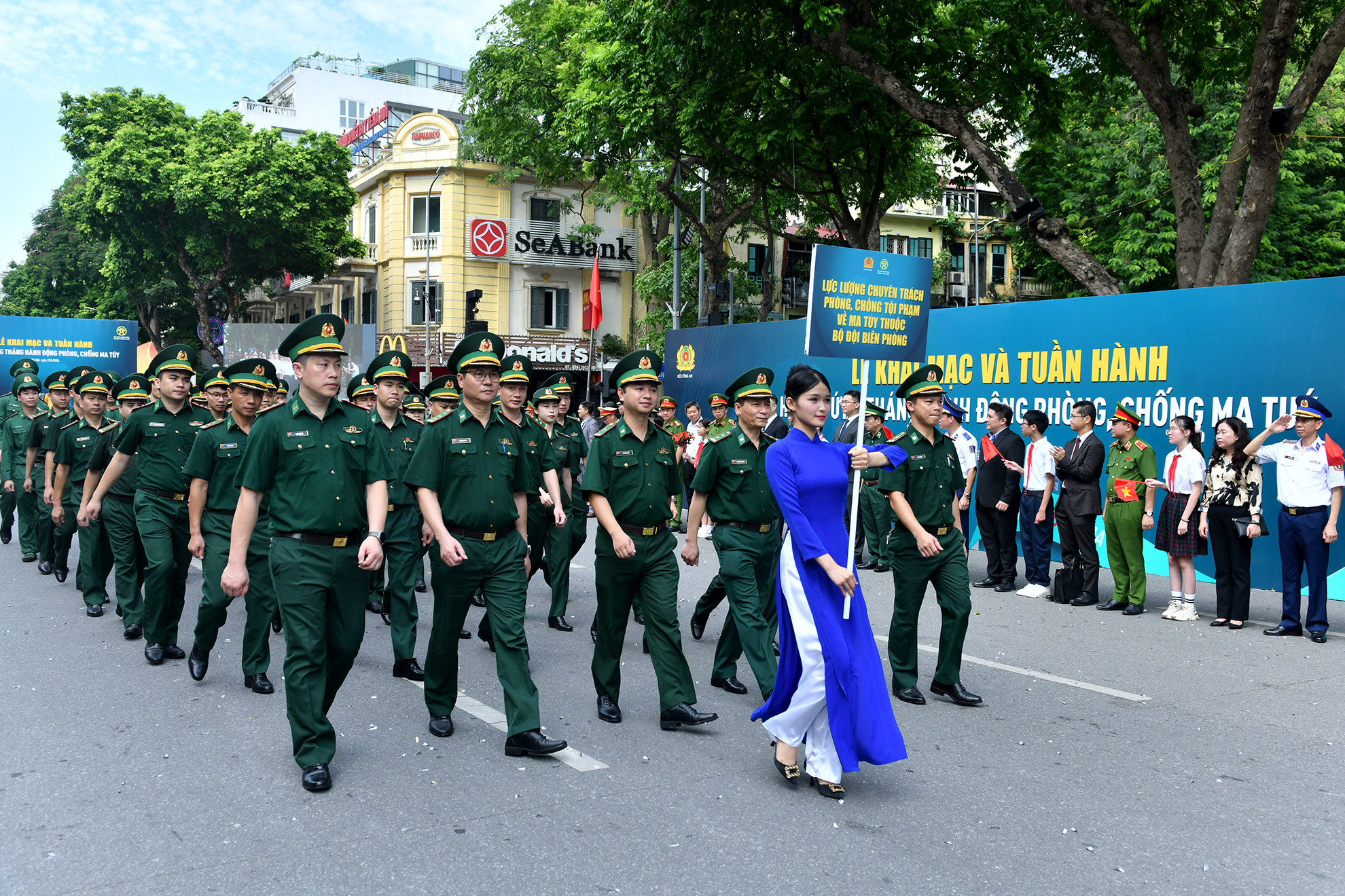 Lực lượng chuyên trách phòng, chống tội phạm về ma túy thuộc Bộ đội Biên phòng tham gia tuần hành.