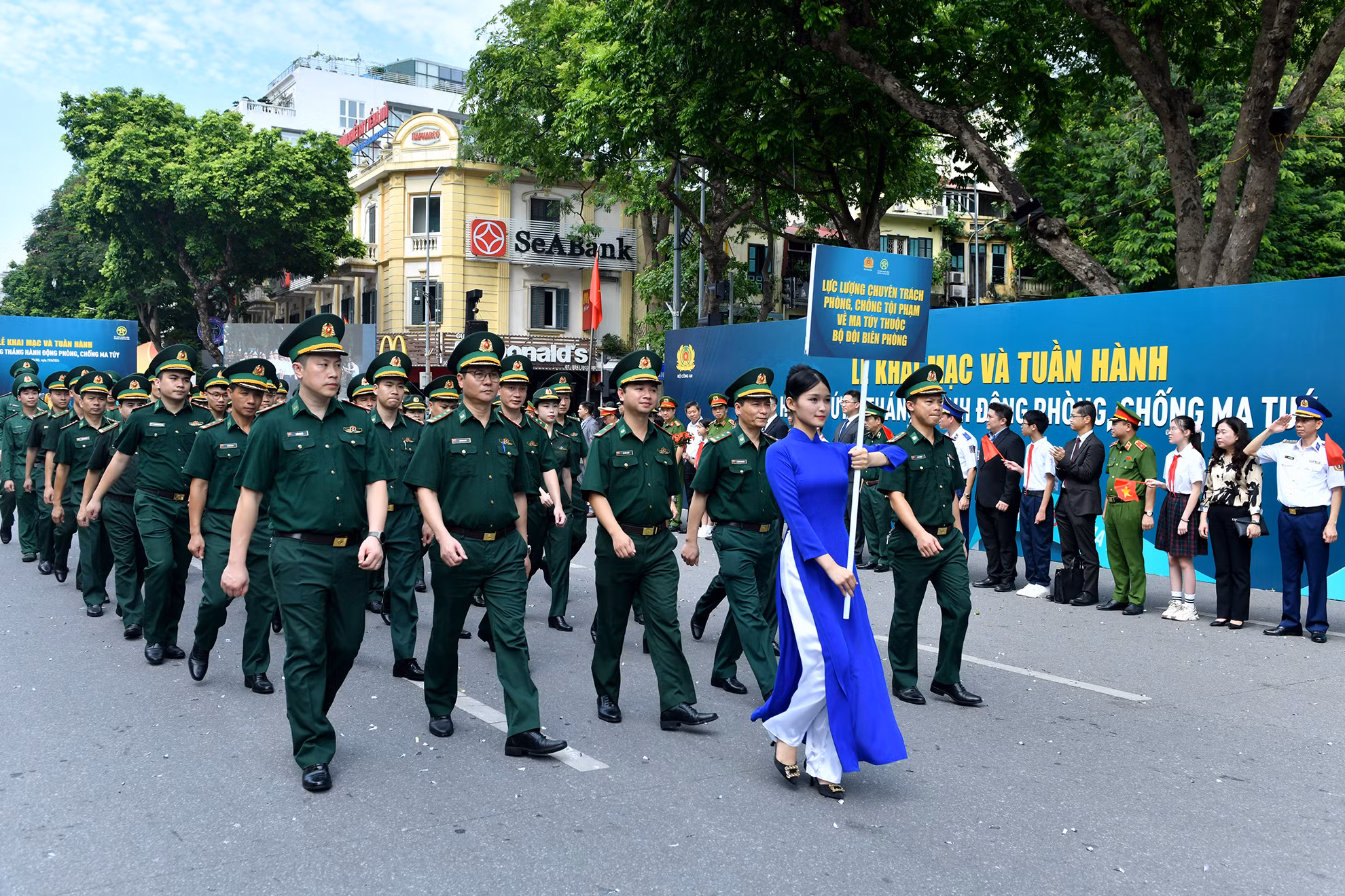 Lực lượng chuyên trách phòng, chống tội phạm về ma túy thuộc Bộ đội Biên phòng tham gia tuần hành.
