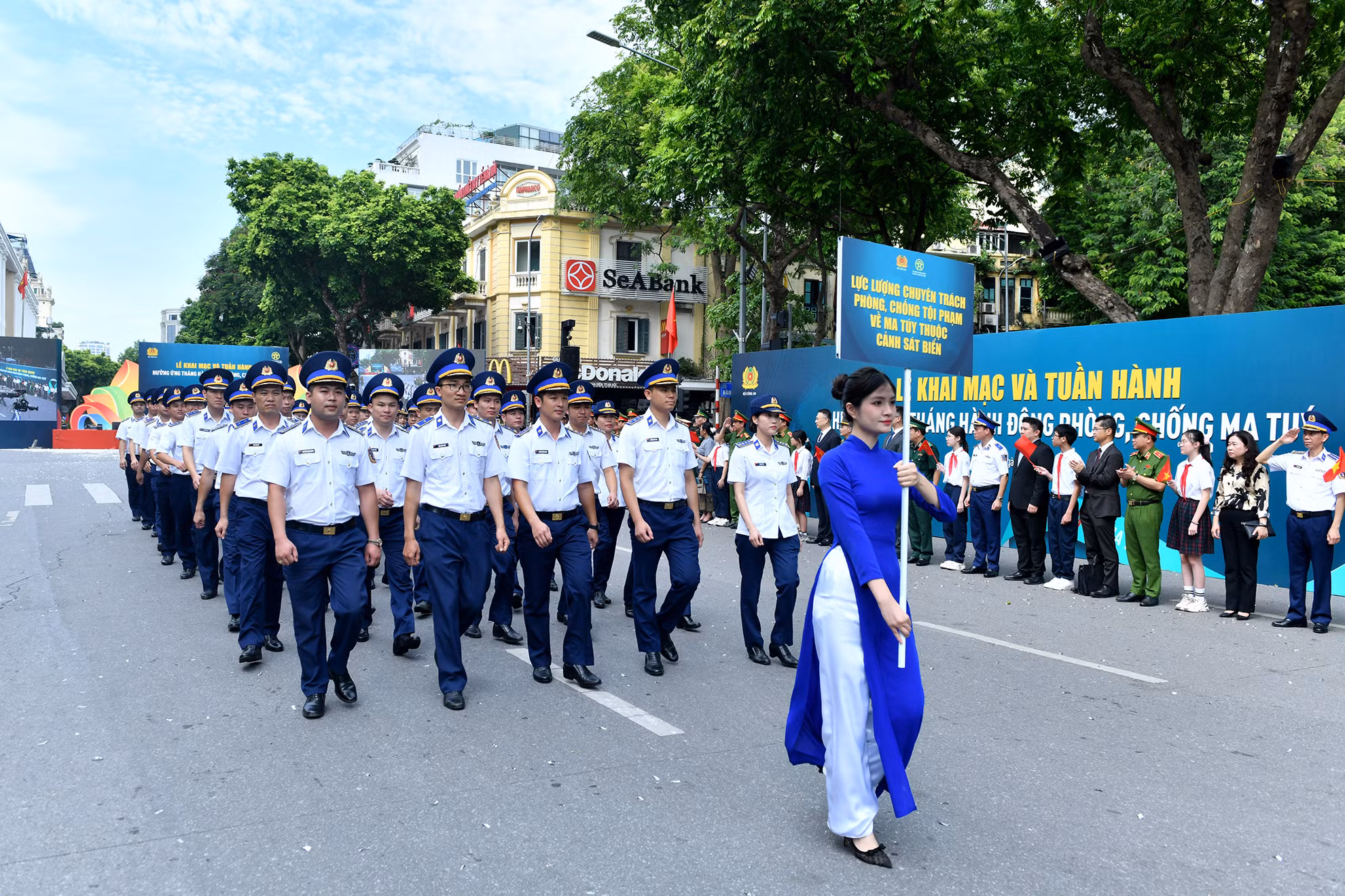 Lực lượng chuyên trách phòng, chống tội phạm về ma túy thuộc lực lượng Cảnh sát biển tham gia tuần hành.