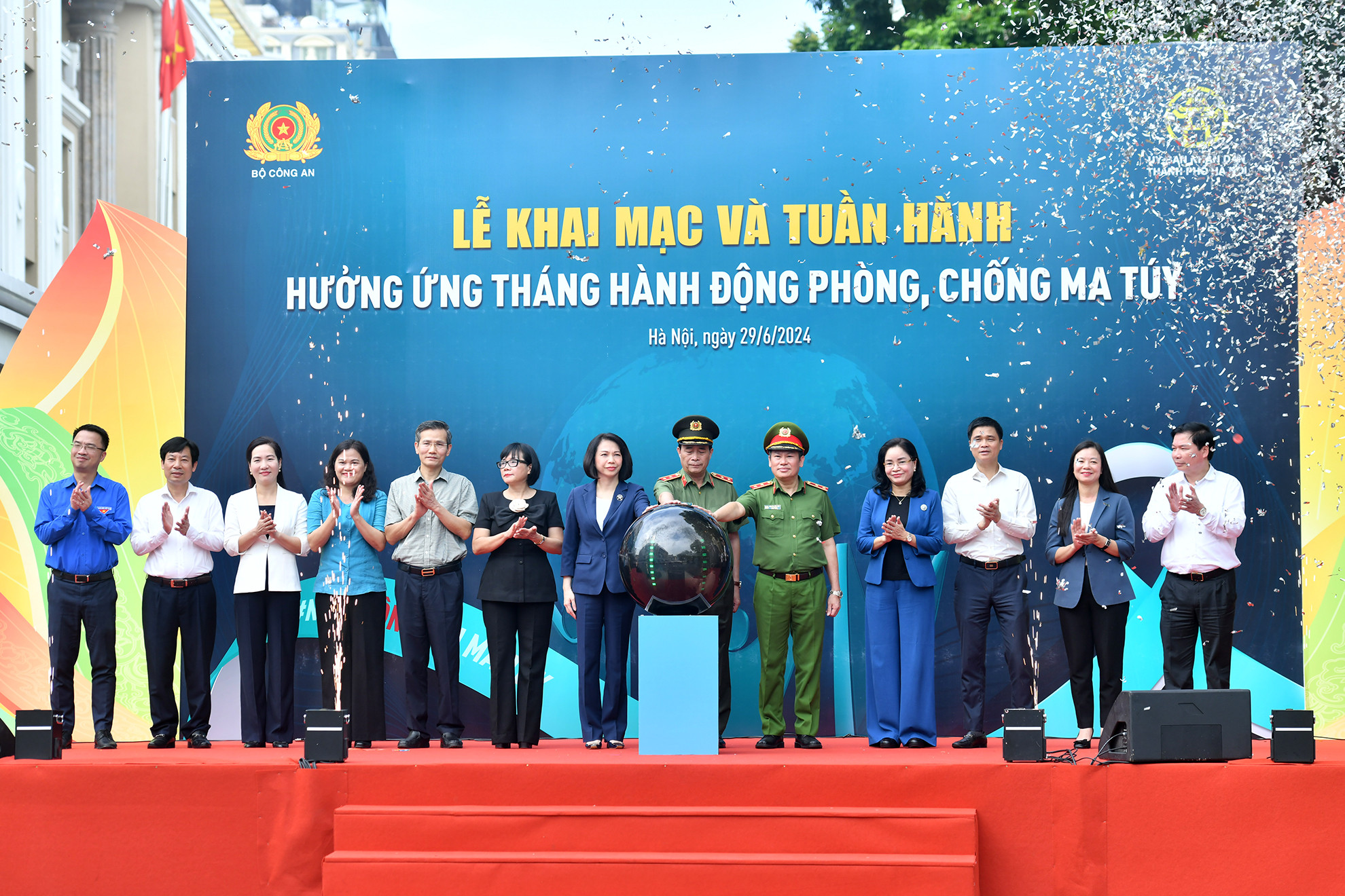 Các đại biểu thực hiện nghi thức khởi động chương trình “Chung một quyết tâm - Vì cộng đồng không ma túy”, hưởng ứng Tháng hành động phòng, chống ma túy.