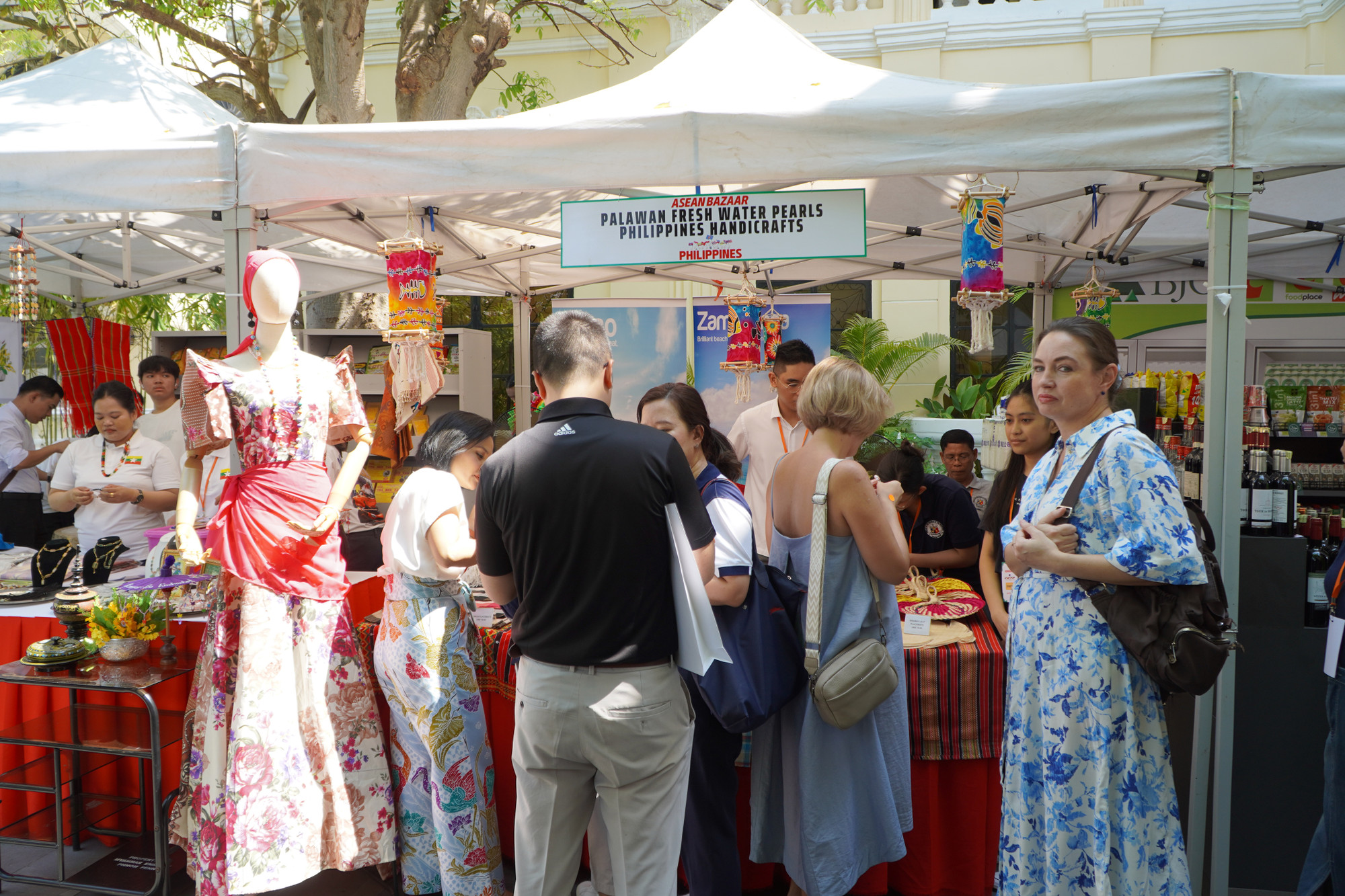 ASEAN Bazaar thu hút nhiều khách quốc tế tham gia. (Ảnh: Nguyễn Hiệp) ASEAN Bazaar thu hút nhiều khách quốc tế tham gia. (Ảnh: Nguyễn Hiệp)
