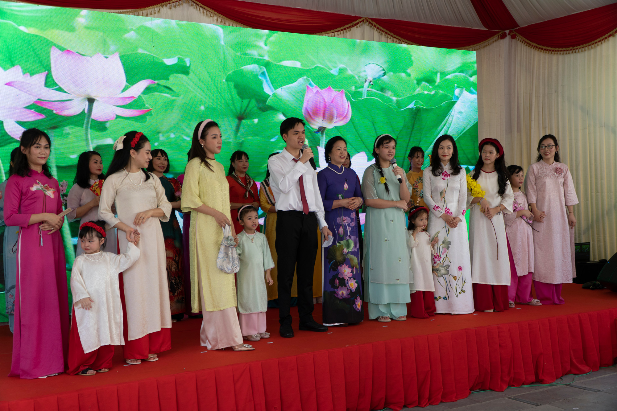 Chị Nguyễn Thị Tảo (áo tím) cùng đội văn nghệ Đại sứ quán Việt Nam. (Ảnh: Nguyễn Hiệp) Chị Nguyễn Thị Tảo (áo tím) cùng đội văn nghệ Đại sứ quán Việt Nam. (Ảnh: Nguyễn Hiệp)