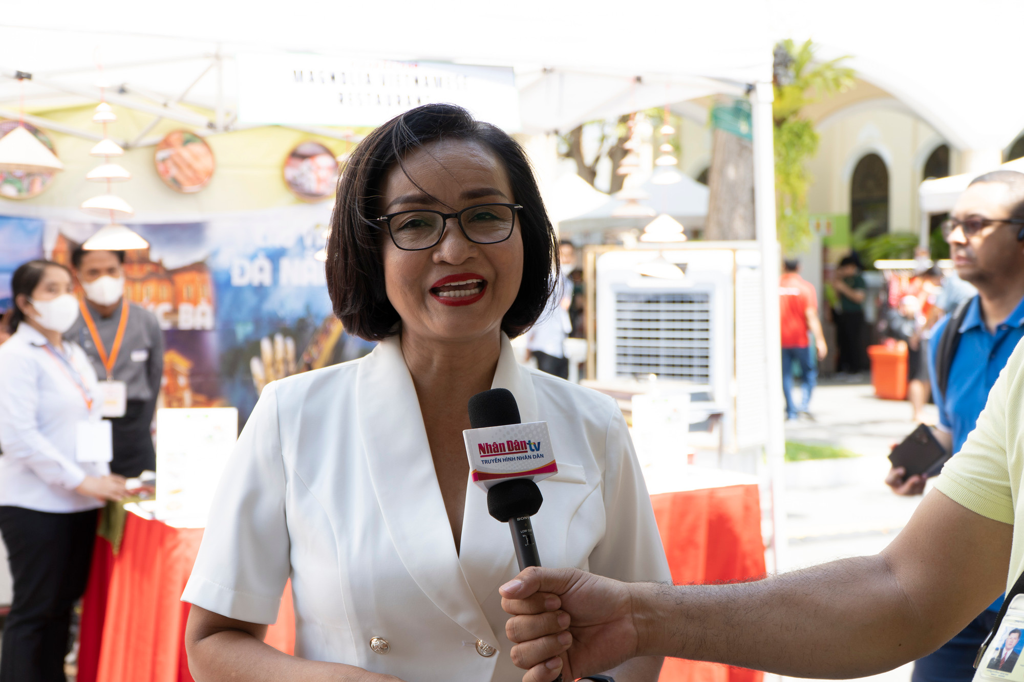 Chị Nguyễn Thị Kim Yến mang ẩm thực Việt Nam đến hội chợ. (Ảnh: Nguyễn Hiệp) Chị Nguyễn Thị Kim Yến mang ẩm thực Việt Nam đến hội chợ. (Ảnh: Nguyễn Hiệp)