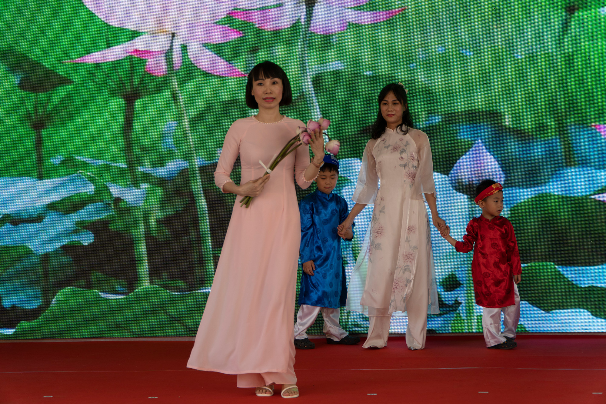 Hình ảnh áo dài duyên dáng và hoa sen tươi thắm được thể hiện trên nền nhạc bài hát Một thoáng quê hương (Ảnh: Nguyễn Hiệp) Hình ảnh áo dài duyên dáng và hoa sen tươi thắm được thể hiện trên nền nhạc bài hát Một thoáng quê hương (Ảnh: Nguyễn Hiệp)