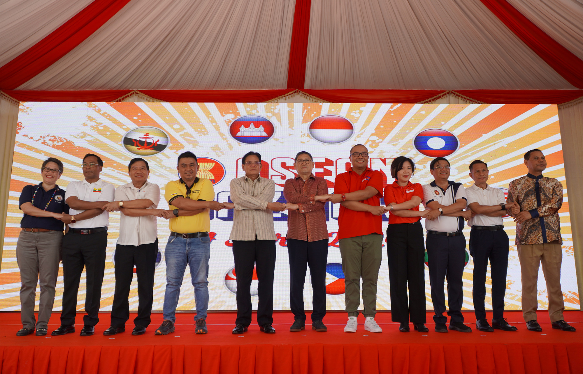 Phó Thủ tướng kiêm Bộ trưởng Ngoại giao và Hợp tác quốc tế Campuchia Sok Chenda Sophea (giữa) chụp ảnh lưu niệm cùng các Đại sứ và đại diện Đại sứ quán các nước ASEAN (Ảnh: Nguyễn Hiệp) Phó Thủ tướng kiêm Bộ trưởng Ngoại giao và Hợp tác quốc tế Campuchia Sok Chenda Sophea (giữa) chụp ảnh lưu niệm cùng các Đại sứ và đại diện Đại sứ quán các nước ASEAN (Ảnh: Nguyễn Hiệp)