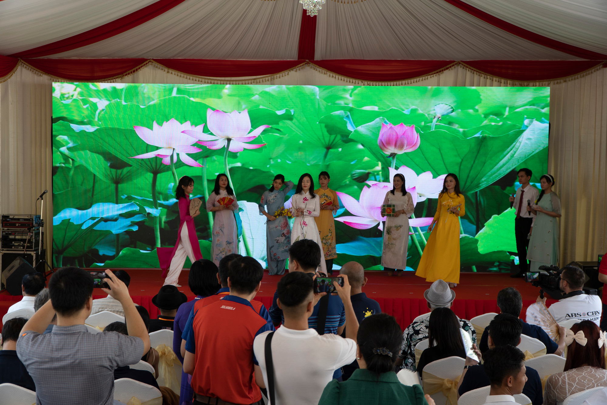 Tiết mục giới thiệu áo dài của phụ nữ Việt Nam thu hút sự quan tâm của đông đảo người đến hội chợ (Ảnh: Nguyễn Hiệp) Tiết mục giới thiệu áo dài của phụ nữ Việt Nam thu hút sự quan tâm của đông đảo người đến hội chợ (Ảnh: Nguyễn Hiệp)