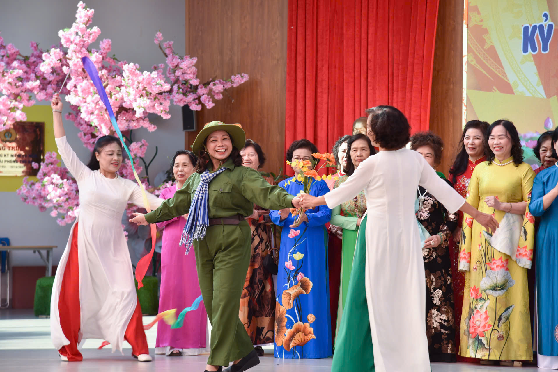 Các nhà giáo từng dạy học tại Trường Trung học cơ sở Chu Văn An biểu diễn văn nghệ.