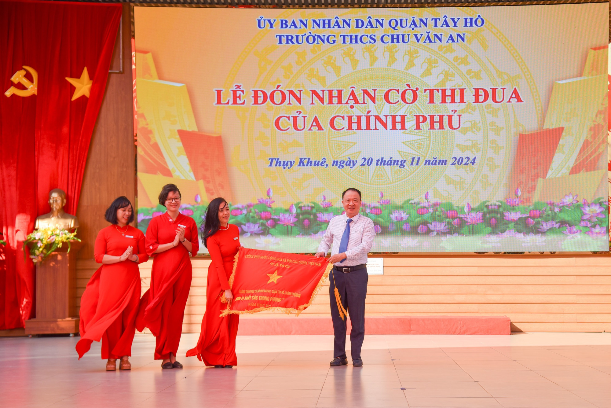 Trường THCS Chu Văn An đón nhận Cờ thi đua của Chính phủ