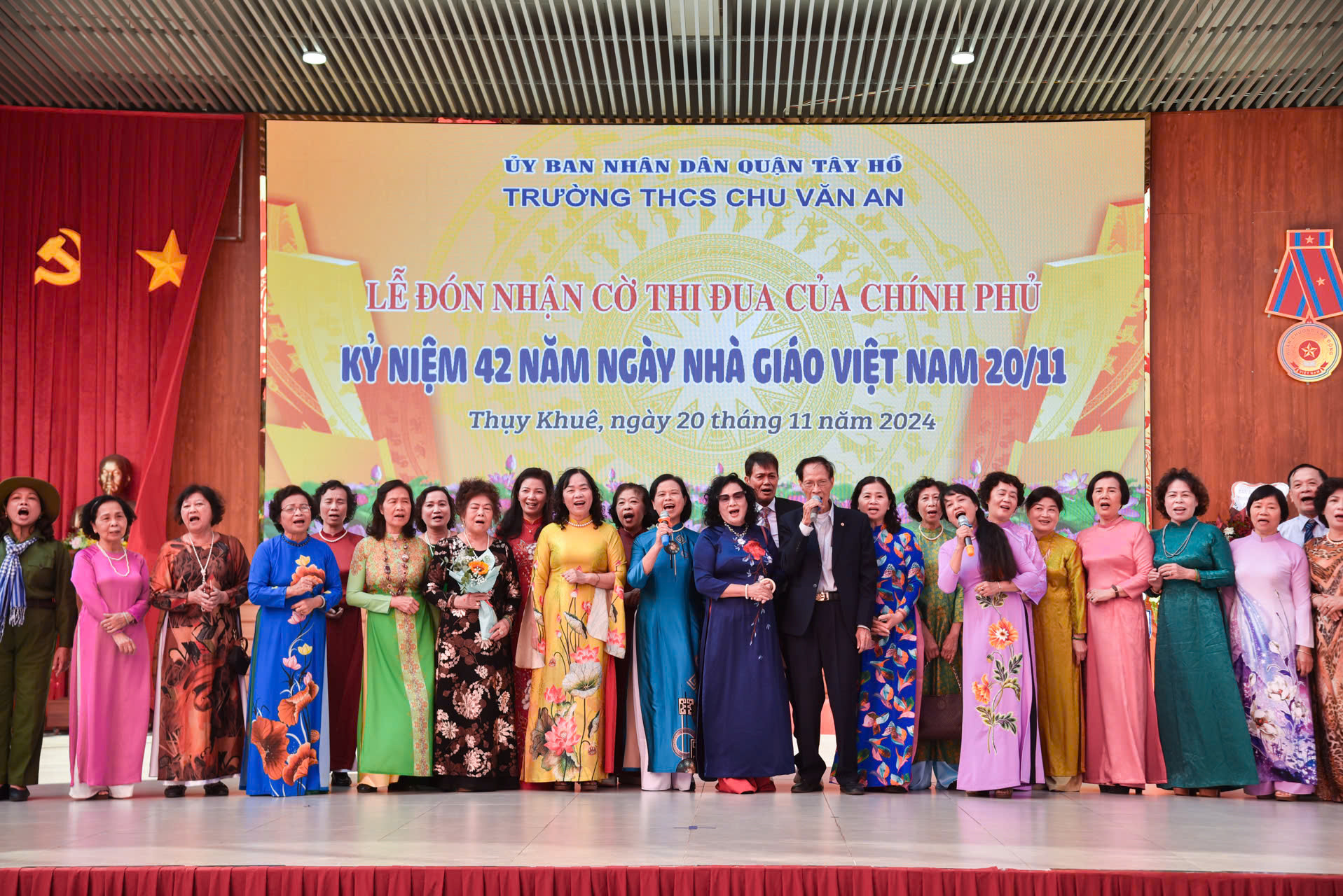 Các nhà giáo từng dạy học tại Trường Trung học cơ sở Chu Văn An biểu diễn văn nghệ.