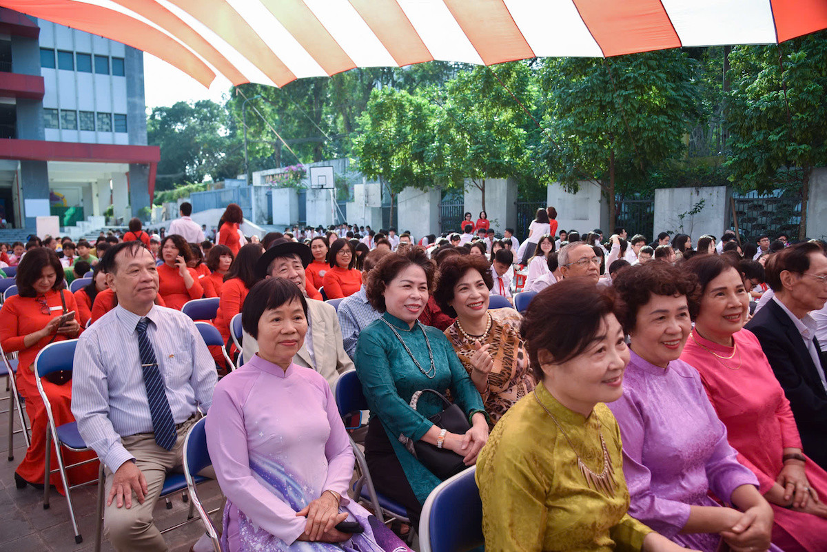 Các thế hệ giáo viên nhà trường.