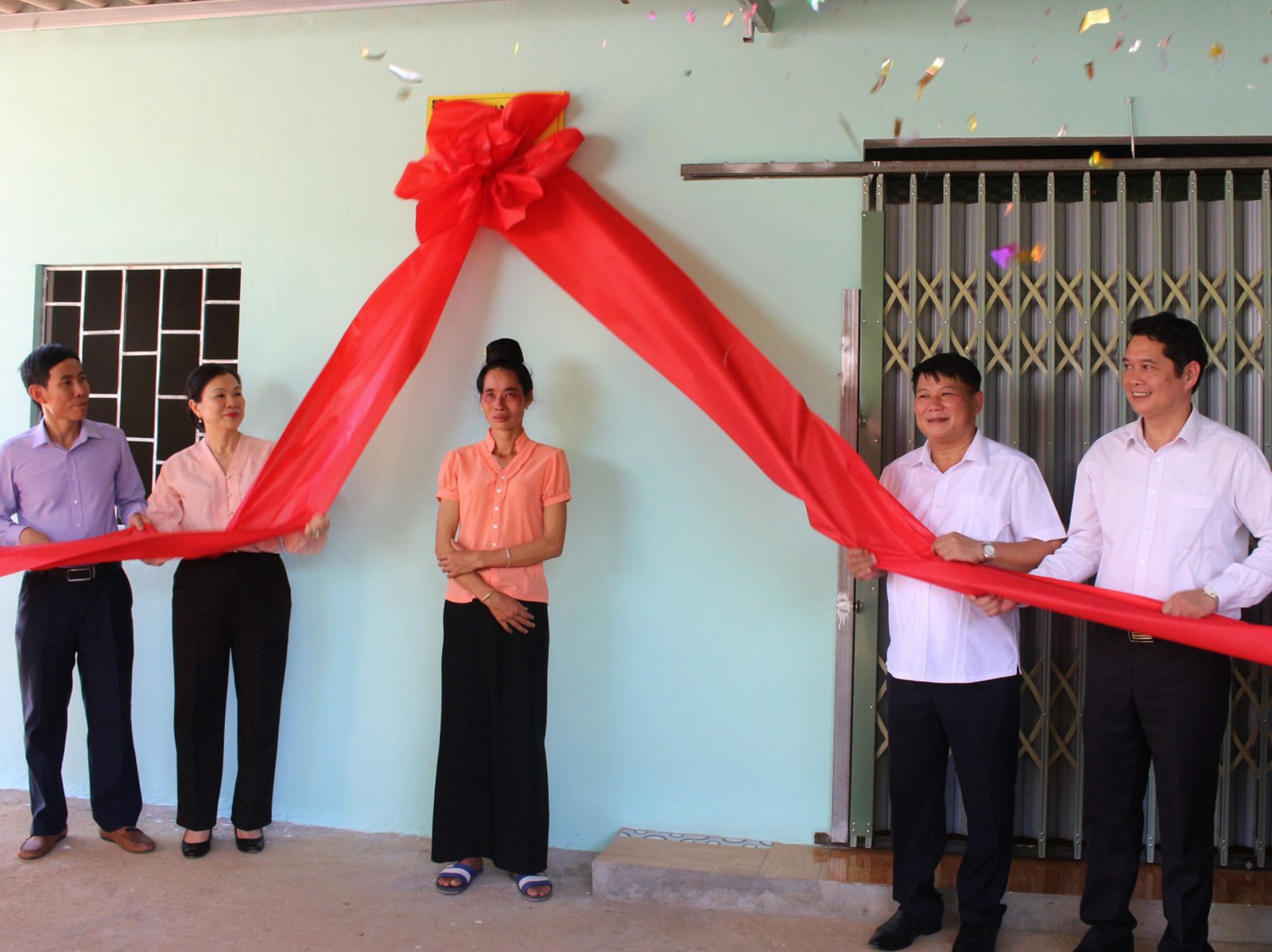 Chính quyền địa phương bàn giao nhà cho gia đình chị Ngần Thị Tối, dân tộc Thái, bản Hua Chai, xã Mường Giàng, huyện Quỳnh Nhai, tỉnh Sơn La.