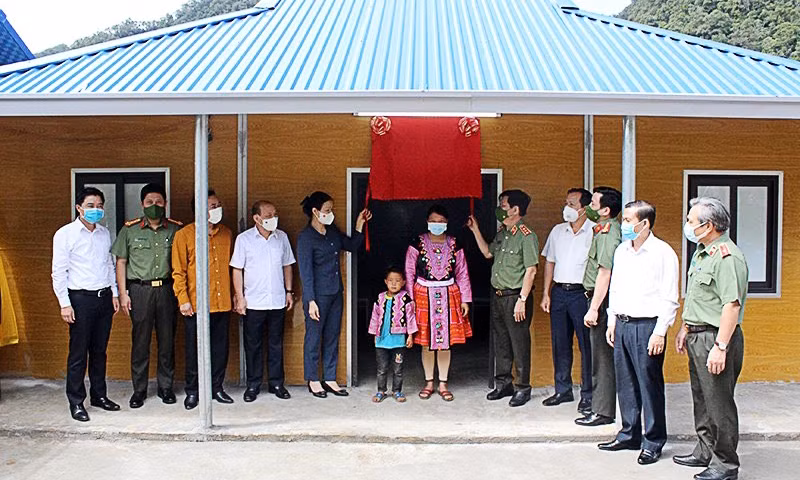 Tỉnh Hòa Bình trao nhà ở tặng hộ nghèo trên địa bàn.