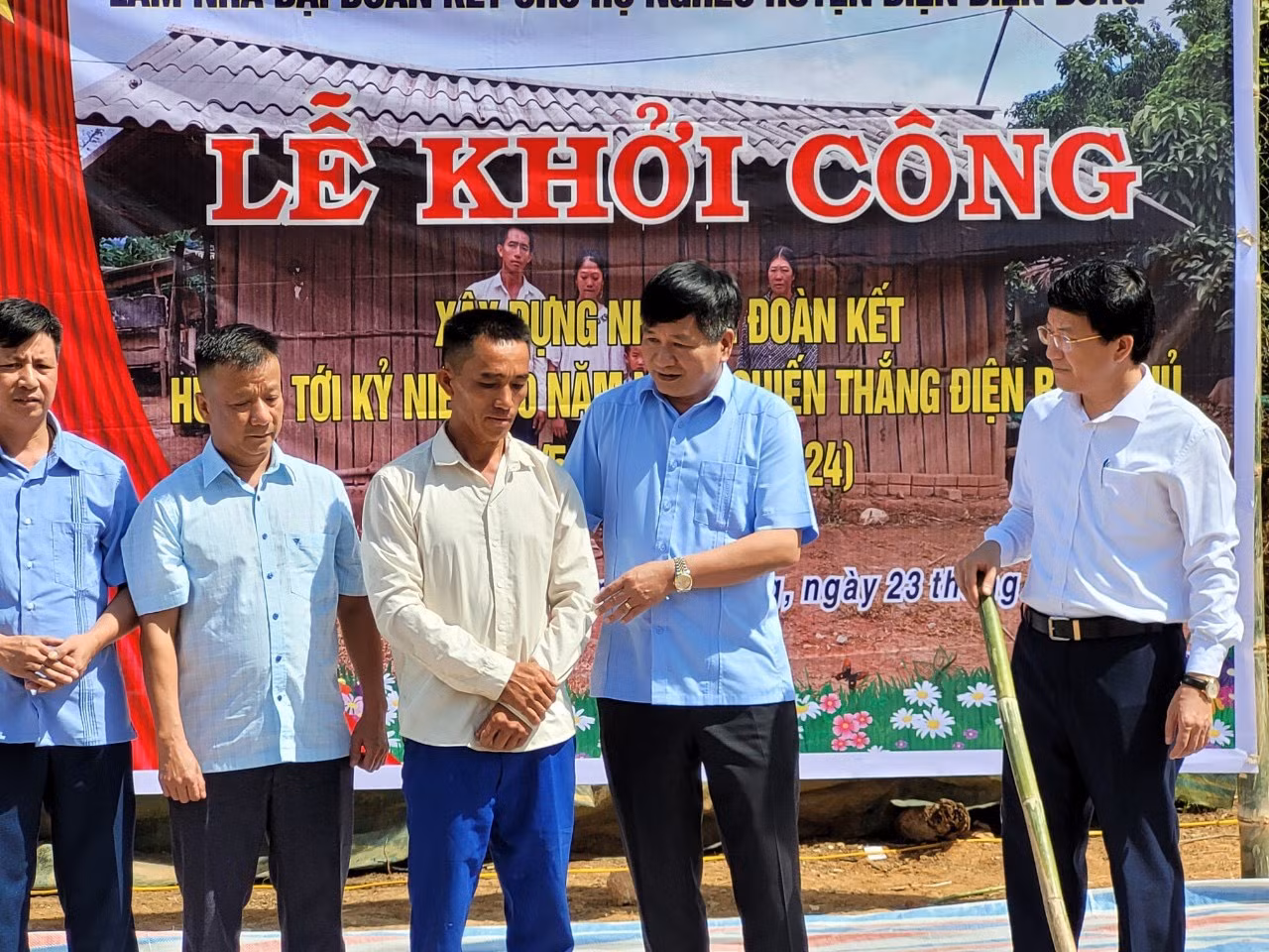 Đồng chí Lê Thành Đô, Chủ tịch Ủy ban nhân dân tỉnh Điện Biên cùng các đồng chí lãnh đạo Huyện ủy Điện Biên Đông trao quà, động viên hộ nghèo xã Pú Nhi cố gắng hoàn thiện nhà ở từ nguồn hỗ trợ trong thời gian nhanh nhất. 