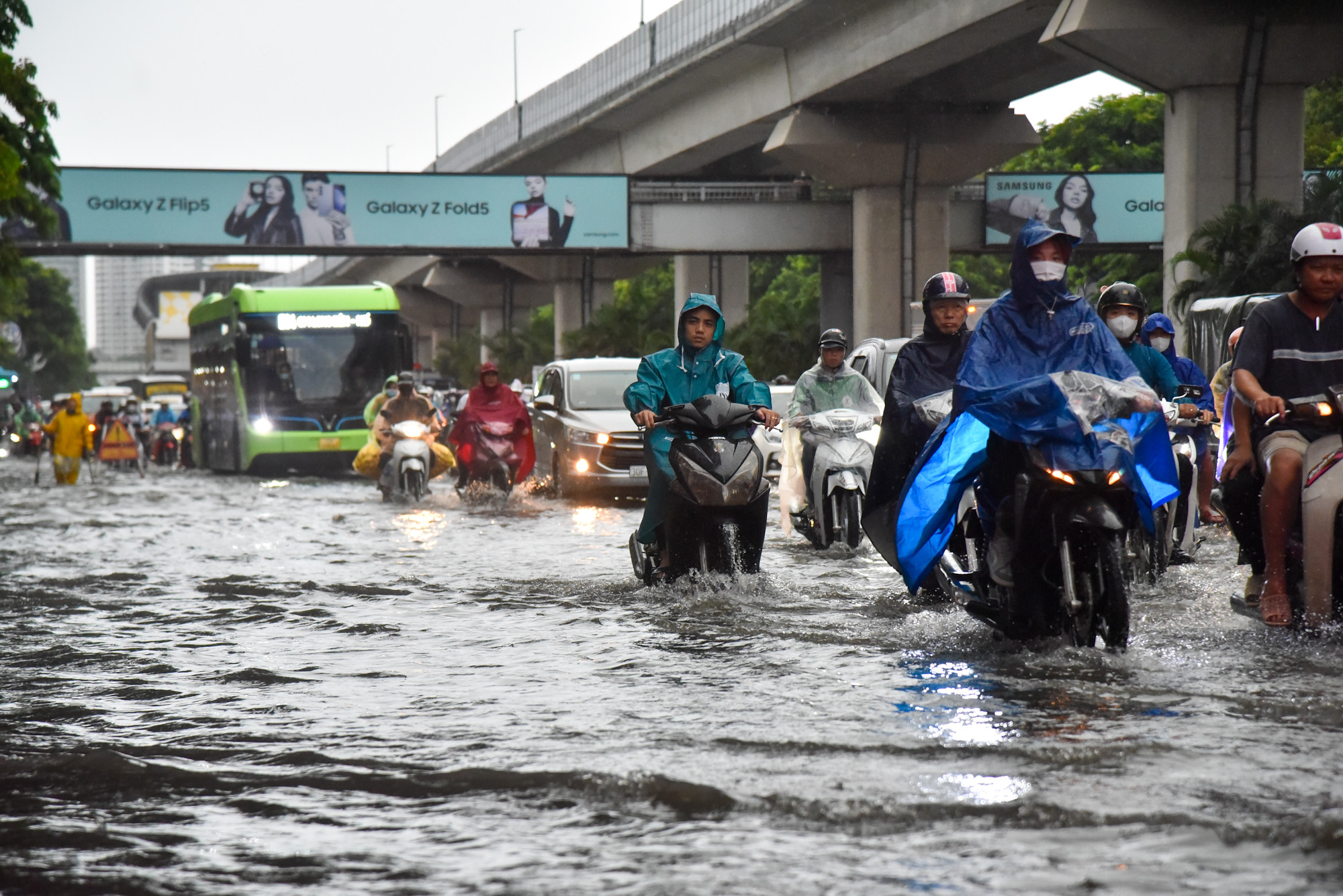 Nước ngập sâu đến 60cm, do vậy xe máy có thể bị chết máy giữa đường.