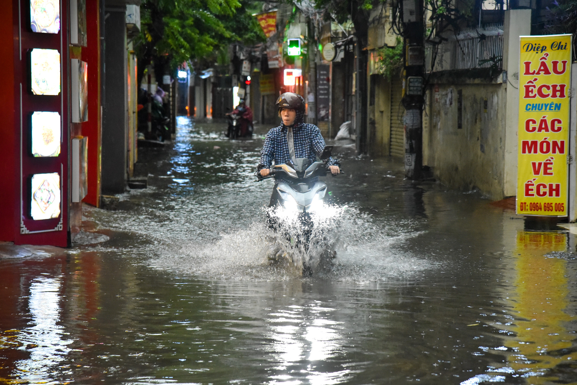 Người dân khó khăn khi di chuyển qua phố Quan Hoa.