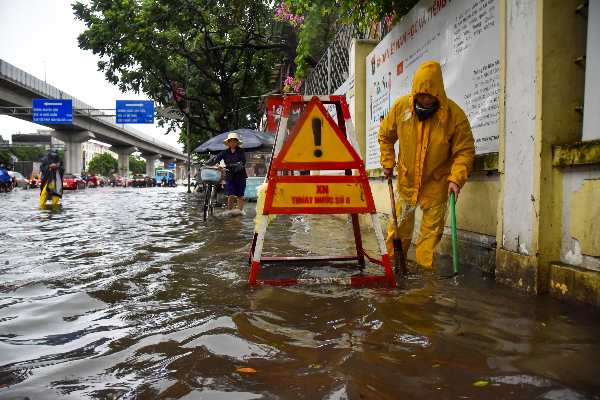 Nhân viên xí nghiệp thoát nước làm việc hết công suất để xả ngập, giúp giao thông trên con đường này trở lại bình thường.