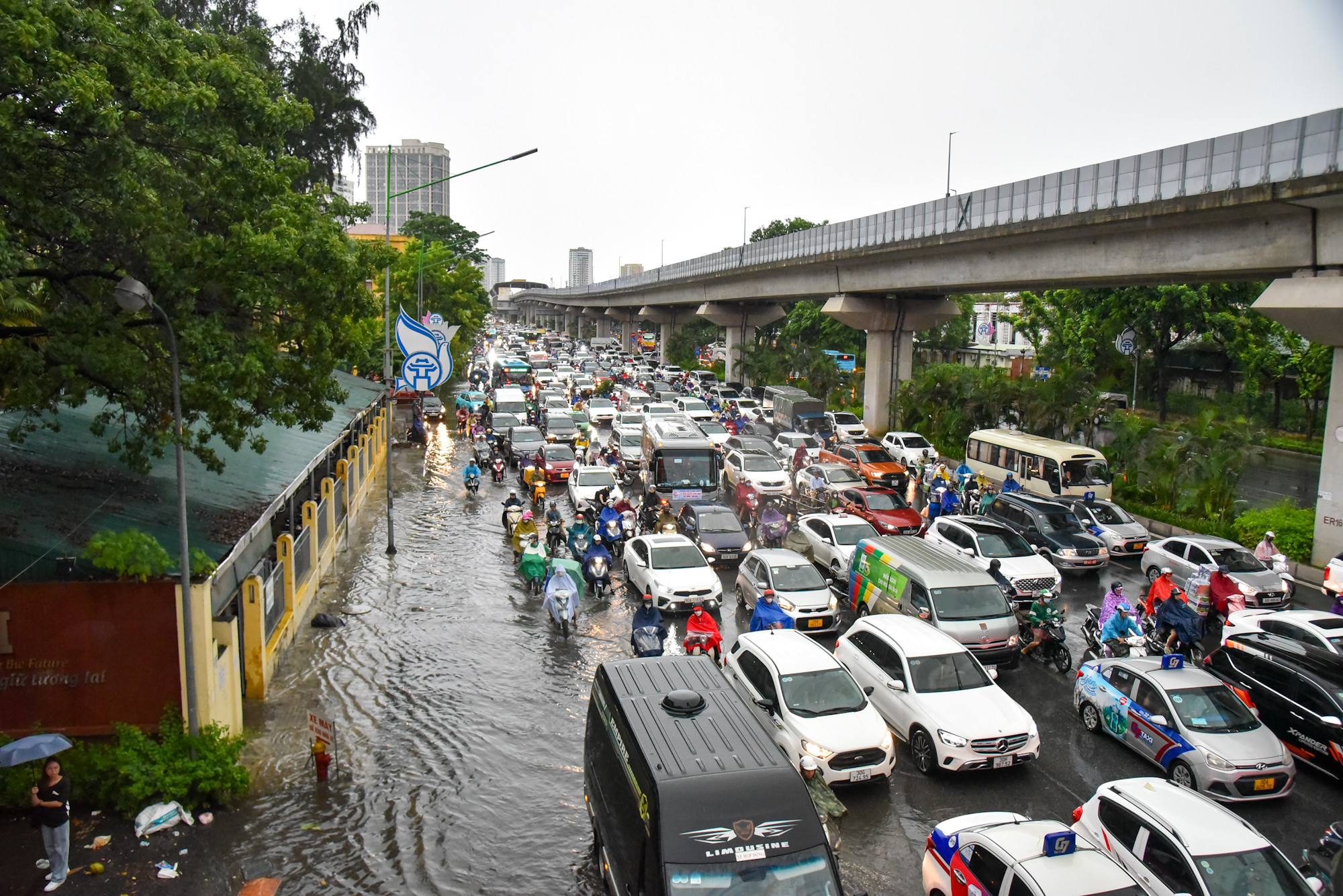 Tình trạng ách tắc kéo dài do ngập lụt tại đường Nguyễn Trãi.