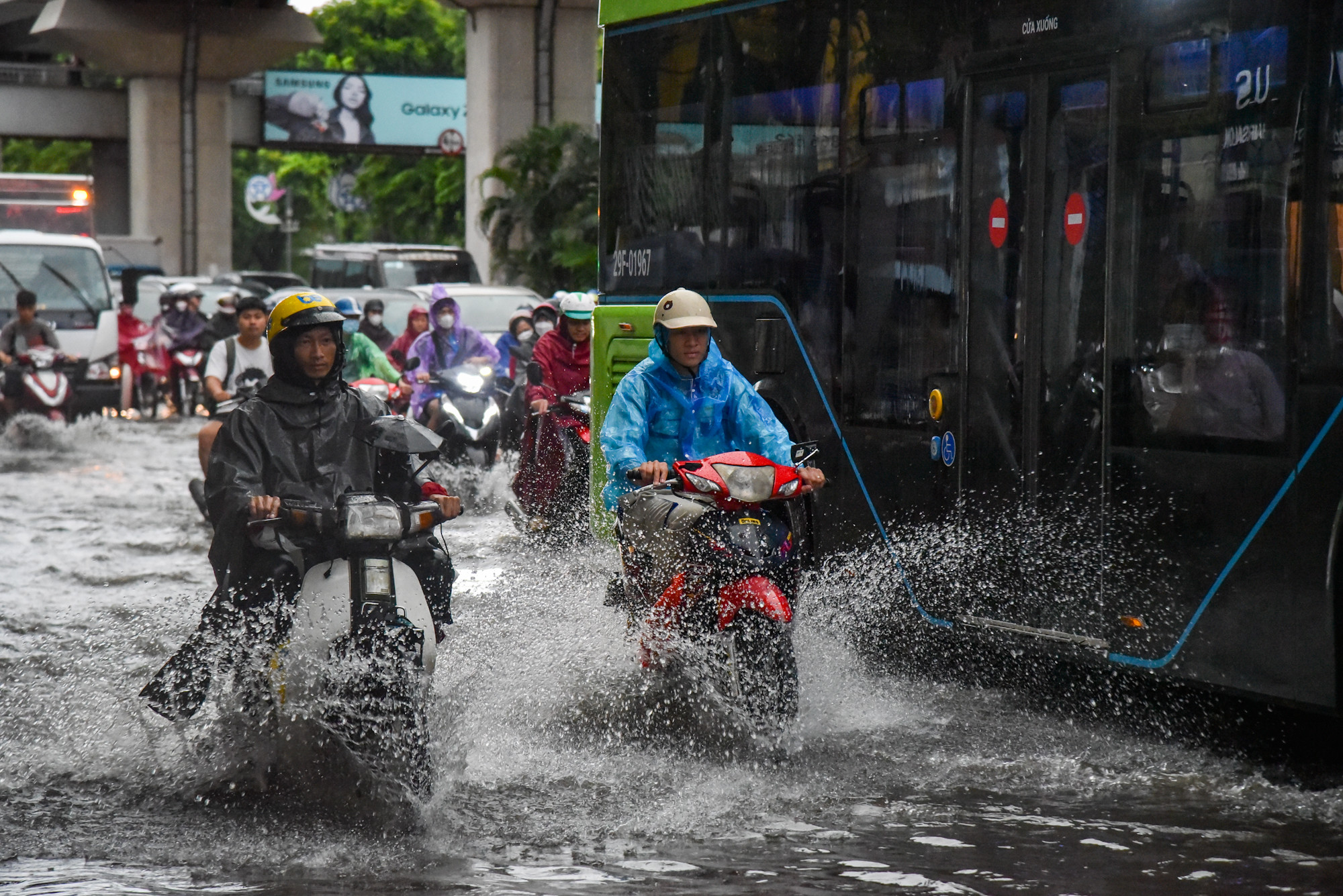 Nước ngập khá sâu, người dân cần chú ý khi di chuyển qua đây do tiềm ẩn nhiều nguy cơ gây tai nạn.