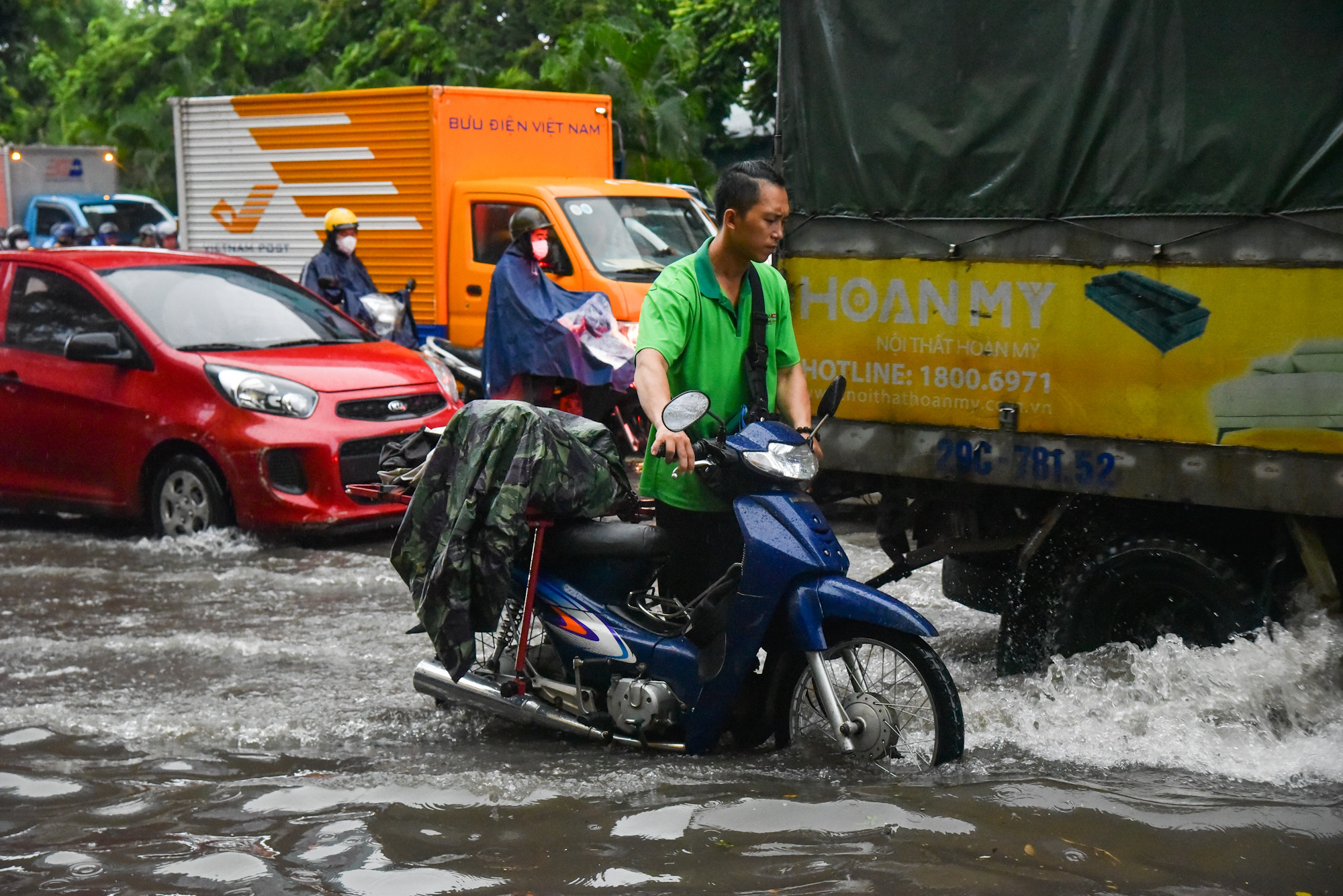 Một số xe bị chết máy, người dân phải lội nước dắt xe.