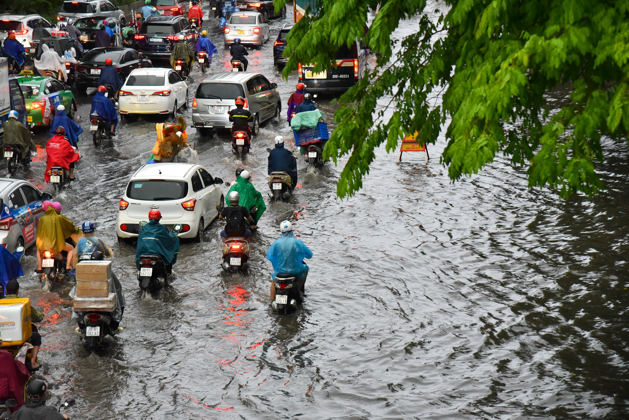 Trời Hà Nội mưa to bất chợt, dù đã tạnh nhưng tình trạng ngập sâu vẫn diễn ra lúc giờ tan tầm.