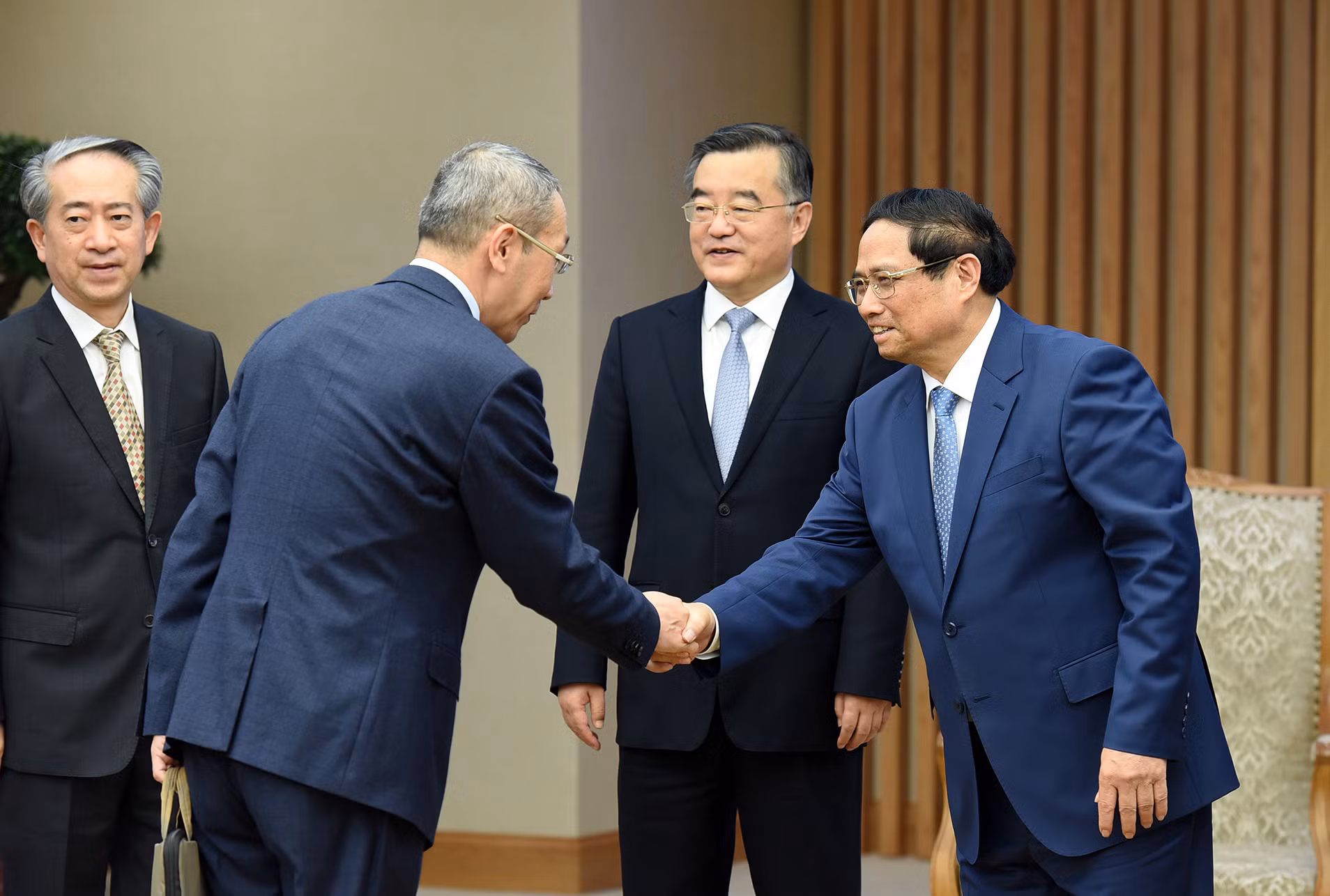 Thủ tướng Phạm Minh Chính đón các thành viên đi cùng Phó Ủy viên trưởng Ủy ban thường vụ Đại hội đại biểu Nhân dân toàn quốc Trung Quốc Trương Khánh Vĩ.