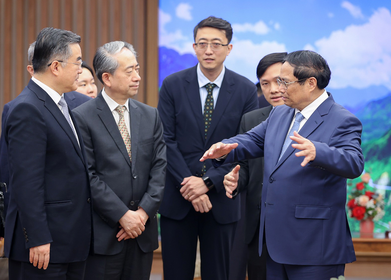 Thủ tướng Phạm Minh Chính với Phó Ủy viên trưởng Ủy ban thường vụ Đại hội đại biểu Nhân dân toàn quốc Trung Quốc Trương Khánh Vĩ.