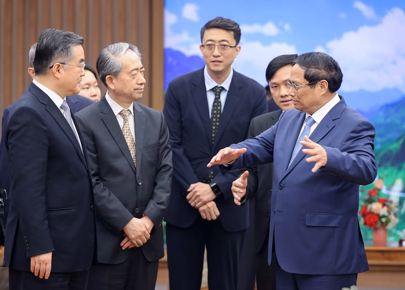 Thủ tướng Phạm Minh Chính với Phó Ủy viên trưởng Ủy ban thường vụ Đại hội đại biểu Nhân dân toàn quốc Trung Quốc Trương Khánh Vĩ.