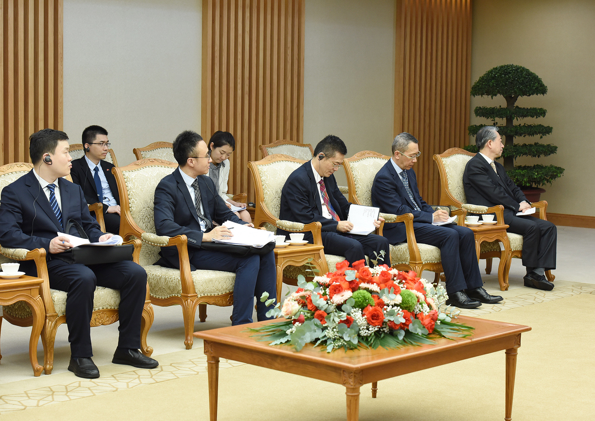 Các thành viên đi cùng Phó Ủy viên trưởng Ủy ban thường vụ Đại hội đại biểu Nhân dân toàn quốc Trung Quốc Trương Khánh Vĩ tham dự buổi tiếp.