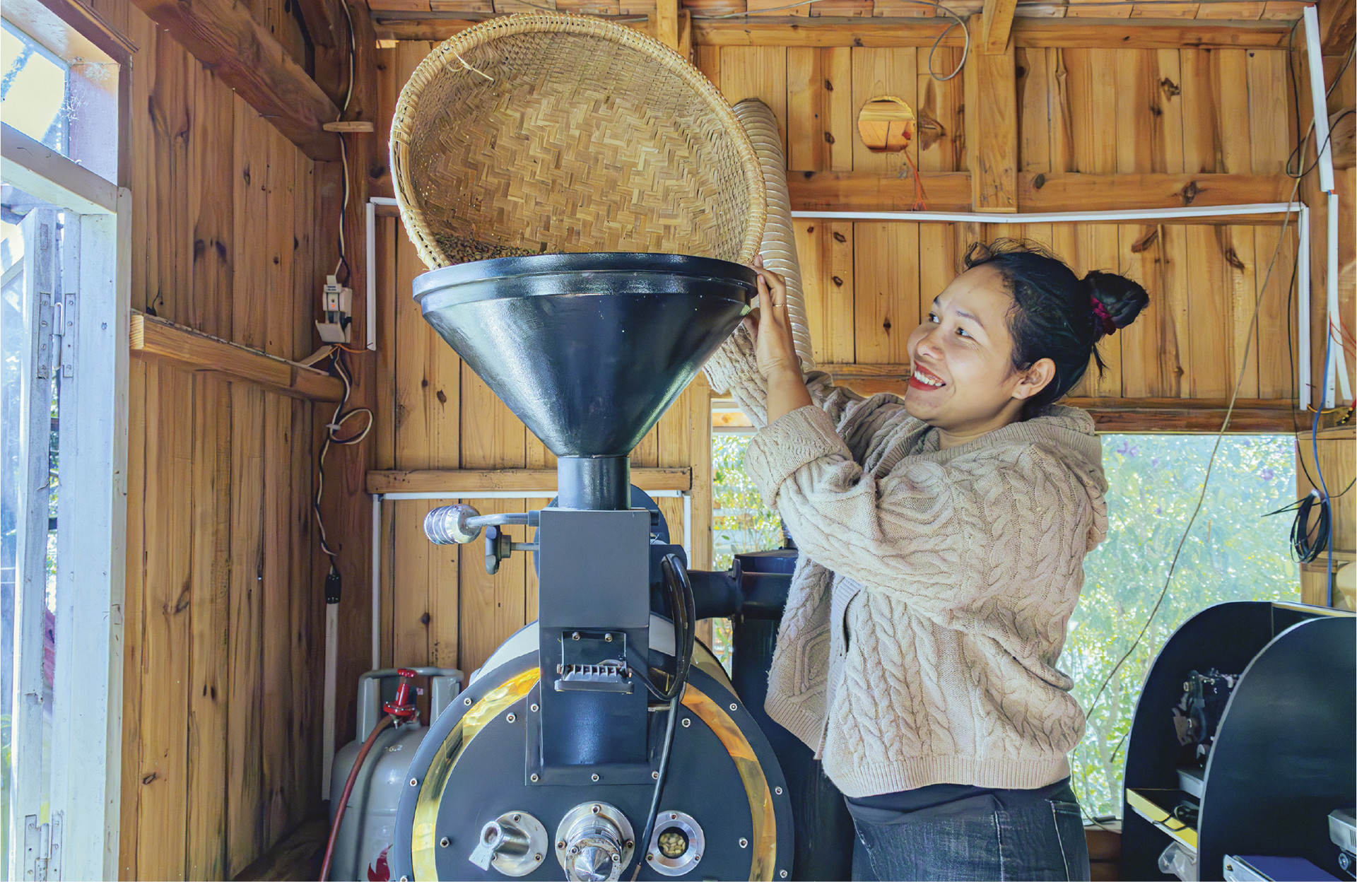 Dự án Café-REDD đã hỗ trợ nhiều thiết bị đầu vào, máy móc sản xuất và những lớp tập huấn cho người dân và doanh nghiệp. (Ảnh: SNV)