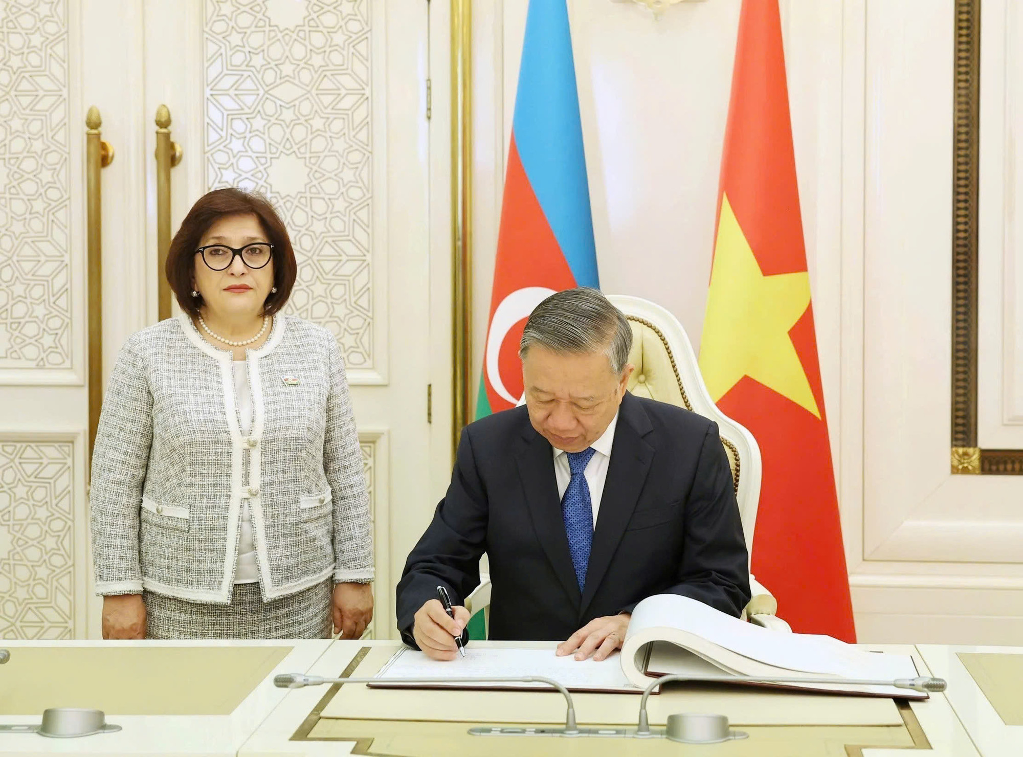 Tổng Bí thư Tô Lâm ghi sổ lưu niệm.