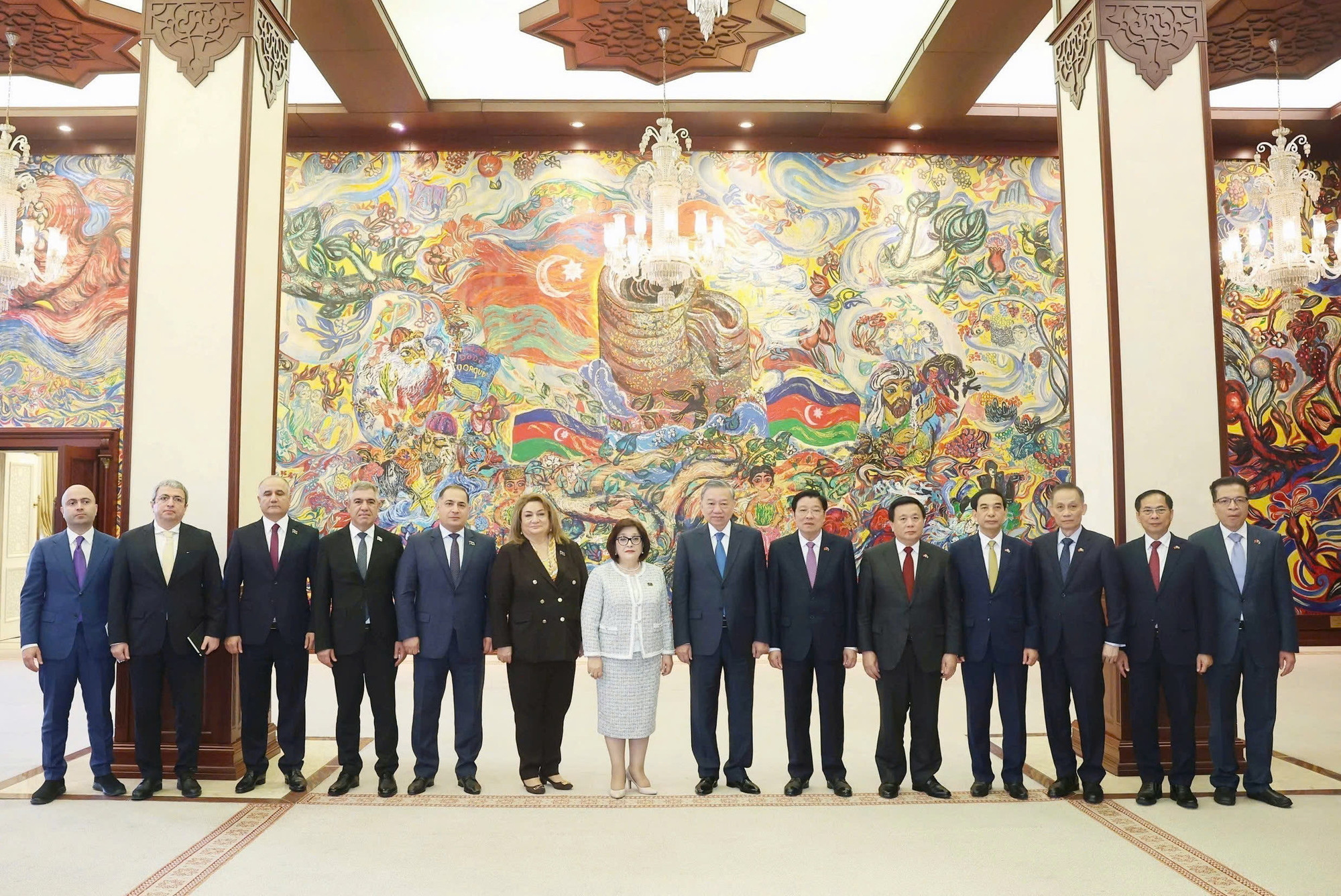 Tổng Bí thư Tô Lâm và Chủ tịch Quốc hội Azerbaijan Sahiba Gafarova cùng thành viên hai đoàn chụp ảnh chung.