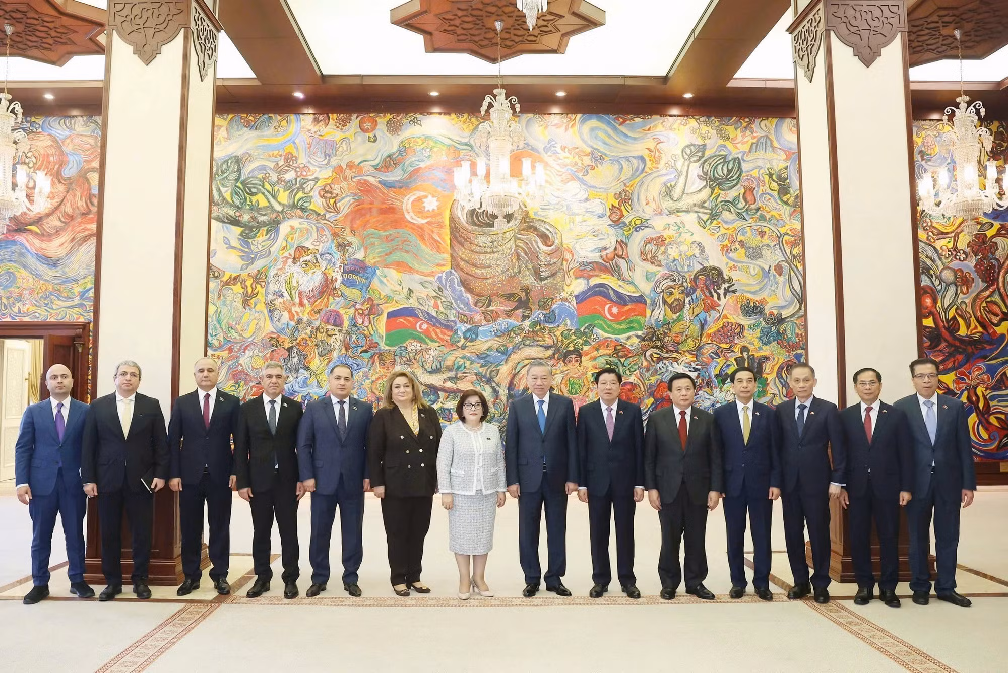 Tổng Bí thư Tô Lâm và Chủ tịch Quốc hội Azerbaijan Sahiba Gafarova cùng thành viên hai đoàn chụp ảnh chung.