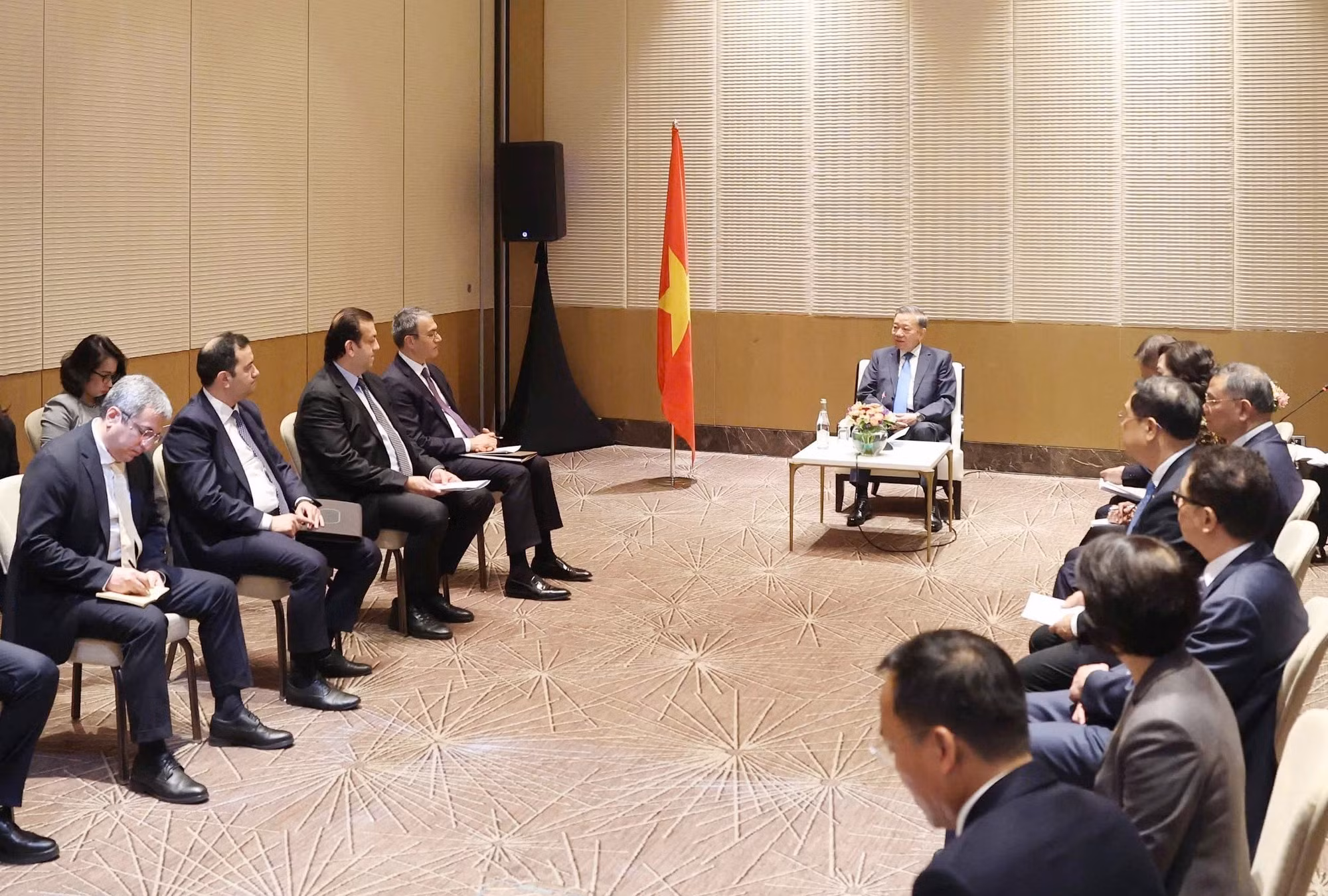 Tổng Bí thư Tô Lâm tiếp lãnh đạo một số doanh nghiệp tiêu biểu của Azerbaijan.