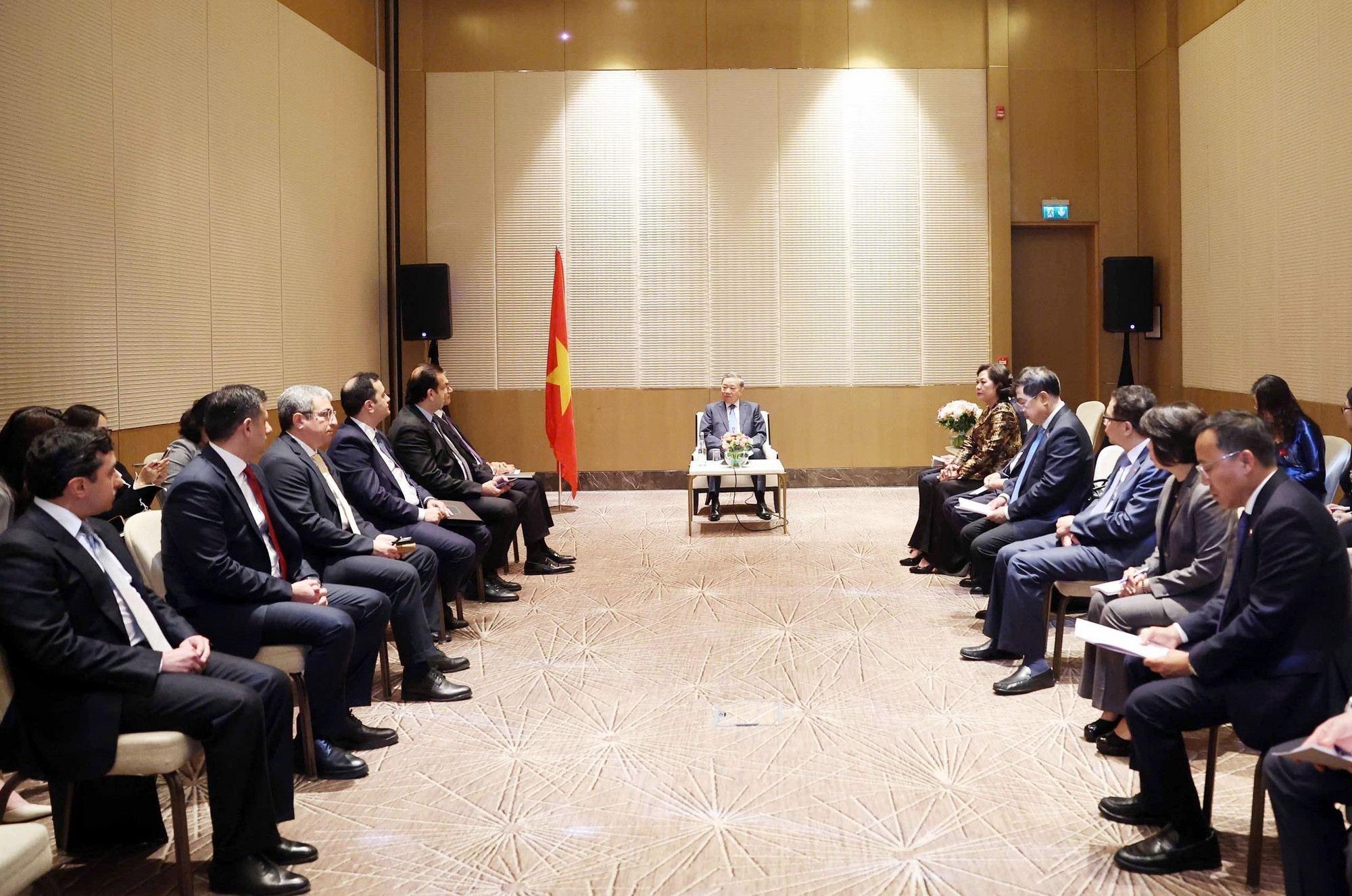 Tổng Bí thư Tô Lâm tiếp lãnh đạo một số doanh nghiệp tiêu biểu của Azerbaijan.