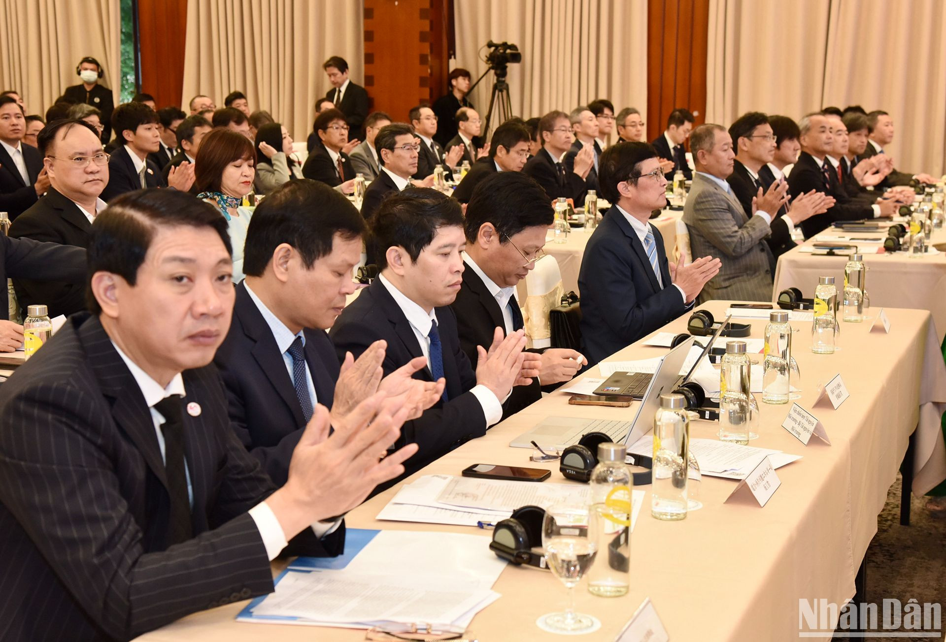 Các đại biểu tham dự và chứng kiến lễ ký.