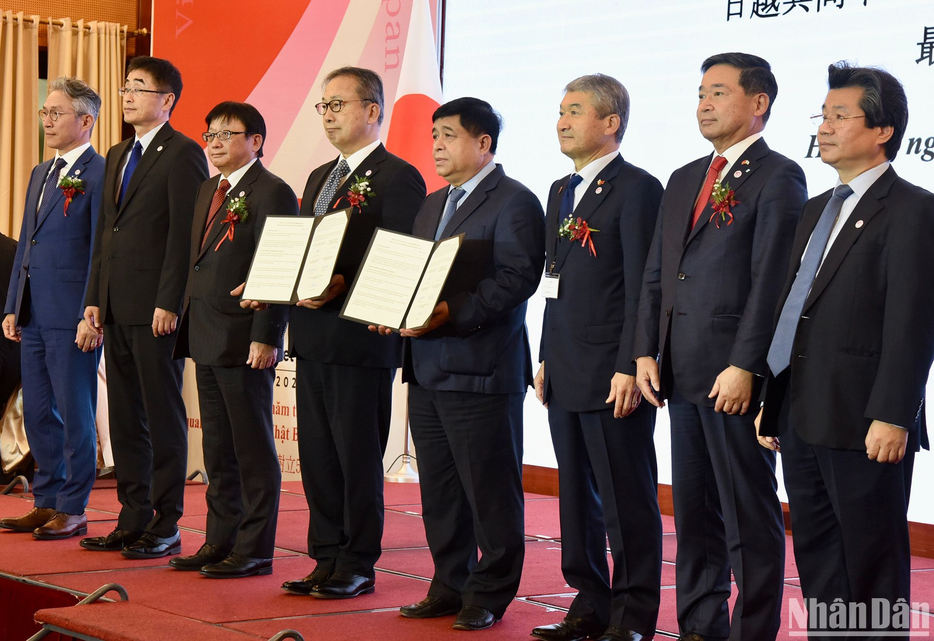 Các đại biểu chụp ảnh chung sau lễ ký.