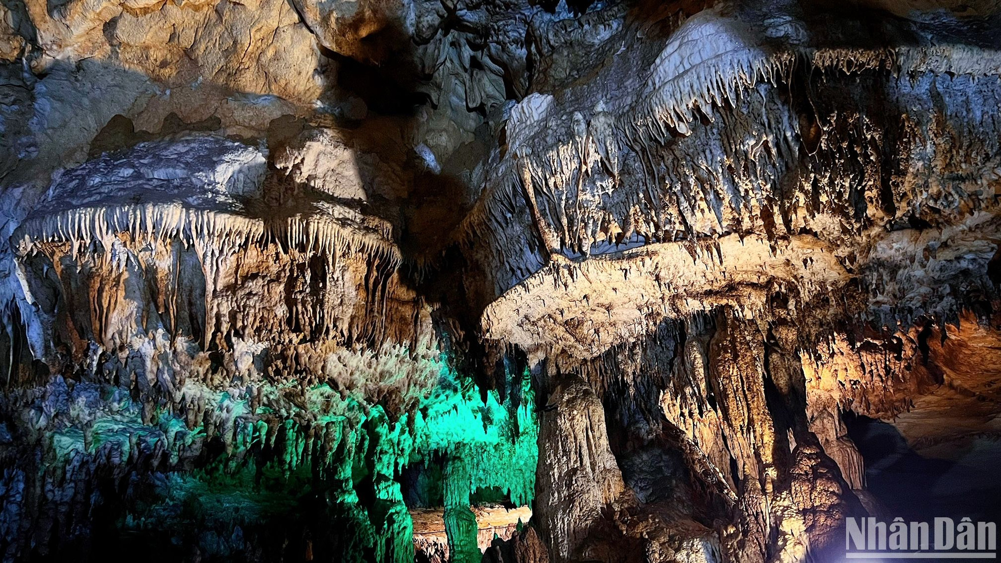Quan sát trần động, du khách không khỏi choáng ngợp trước những nhũ đá được hình thành trong một quá trình địa chất phức tạp kéo dài hàng triệu năm. Các cấu trúc nhũ đá tua tủa, chi chít rủ xuống, có khi giống đèn chùm, có lúc lại giống tấm rèm, bông hoa...