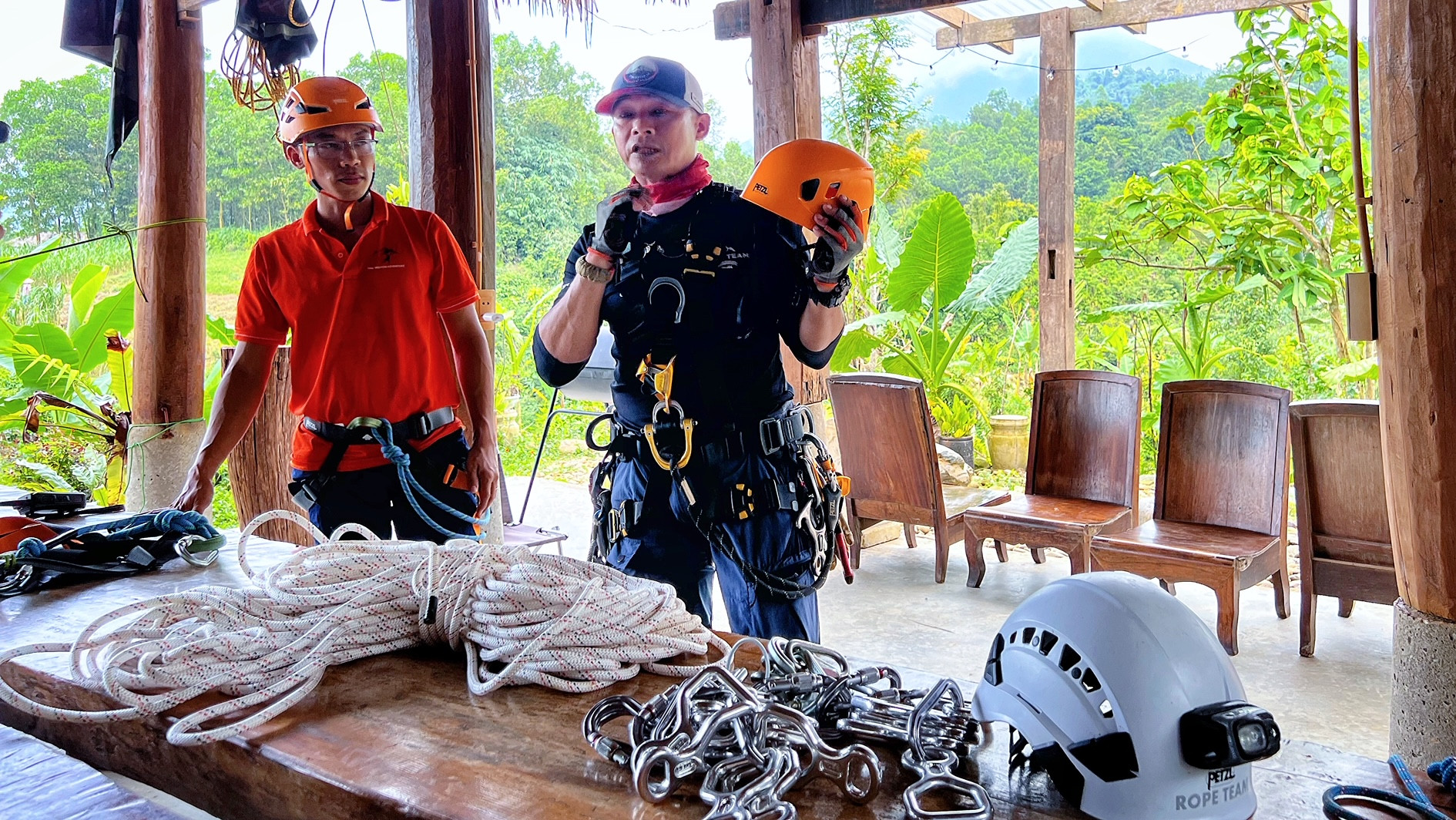Phụ trách hướng dẫn đoàn khách là anh Trần Xuân Thanh, giảng viên huấn luyện cứu hộ cứu nạn chuyên nghiệp tỉnh Đồng Nai, sáng lập Rope Team Việt Nam. Anh là một trong số ít người Việt Nam sở hữu các chứng chỉ quốc tế hàng đầu trong lĩnh vực thể thao mạo hiểm, kỹ năng sinh tồn. Phụ trách hướng dẫn đoàn khách là anh Trần Xuân Thanh, giảng viên huấn luyện cứu hộ cứu nạn chuyên nghiệp tỉnh Đồng Nai, sáng lập Rope Team Việt Nam. Anh là một trong số ít người Việt Nam sở hữu các chứng chỉ quốc tế hàng đầu trong lĩnh vực thể thao mạo hiểm, kỹ năng sinh tồn.