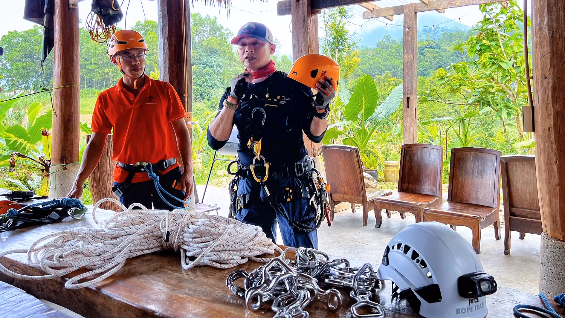 Phụ trách hướng dẫn đoàn khách là anh Trần Xuân Thanh, giảng viên huấn luyện cứu hộ cứu nạn chuyên nghiệp tỉnh Đồng Nai, sáng lập Rope Team Việt Nam. Anh là một trong số ít người Việt Nam sở hữu các chứng chỉ quốc tế hàng đầu trong lĩnh vực thể thao mạo hiểm, kỹ năng sinh tồn. Phụ trách hướng dẫn đoàn khách là anh Trần Xuân Thanh, giảng viên huấn luyện cứu hộ cứu nạn chuyên nghiệp tỉnh Đồng Nai, sáng lập Rope Team Việt Nam. Anh là một trong số ít người Việt Nam sở hữu các chứng chỉ quốc tế hàng đầu trong lĩnh vực thể thao mạo hiểm, kỹ năng sinh tồn.