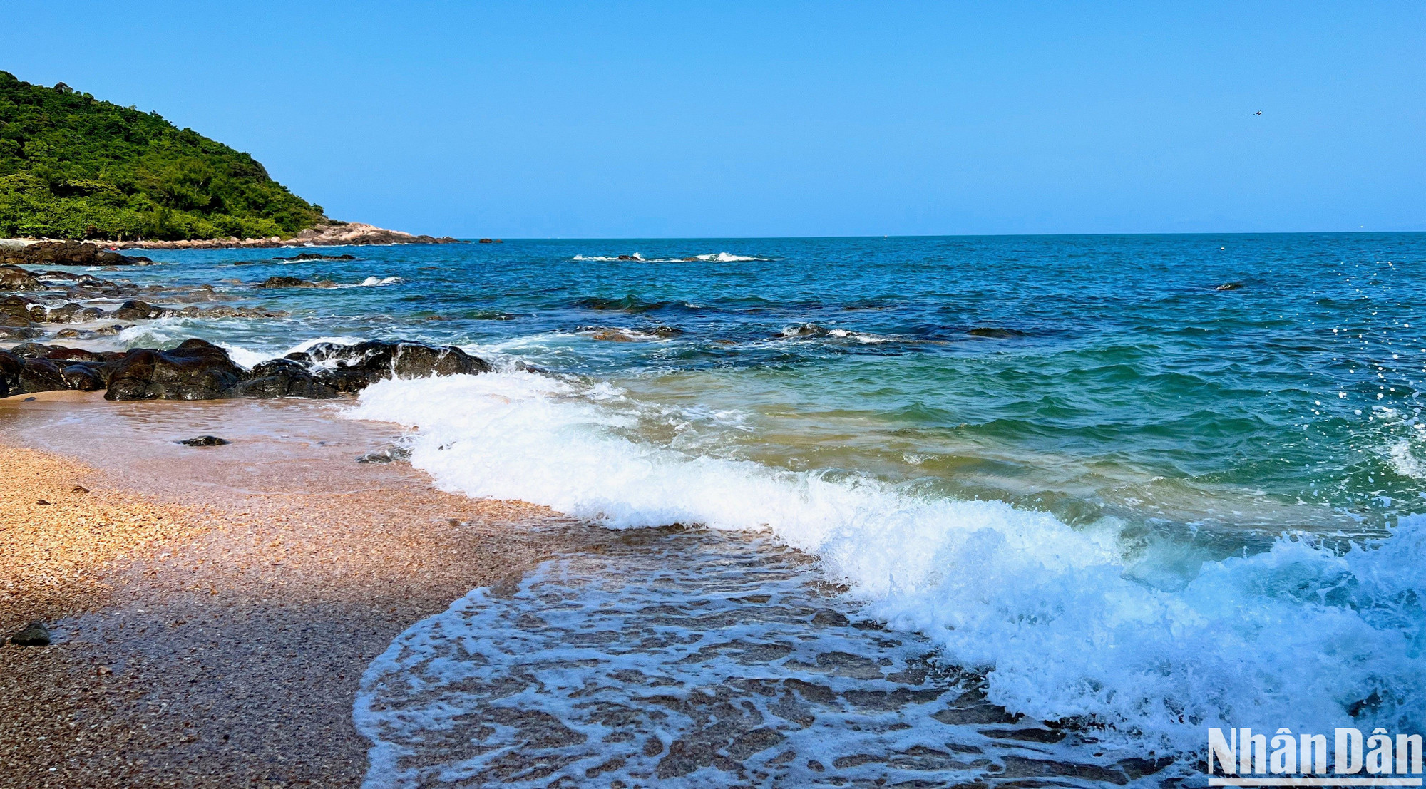 Làn nước xanh, sạch, mát mẻ thích hợp cho việc tắm biển, bơi lội. Tuy nhiên, khu vực này không có cứu hộ, hầu hết người xuống biển phải biết bơi hoặc tự trang bị áo phao để đảm bảo an toàn.