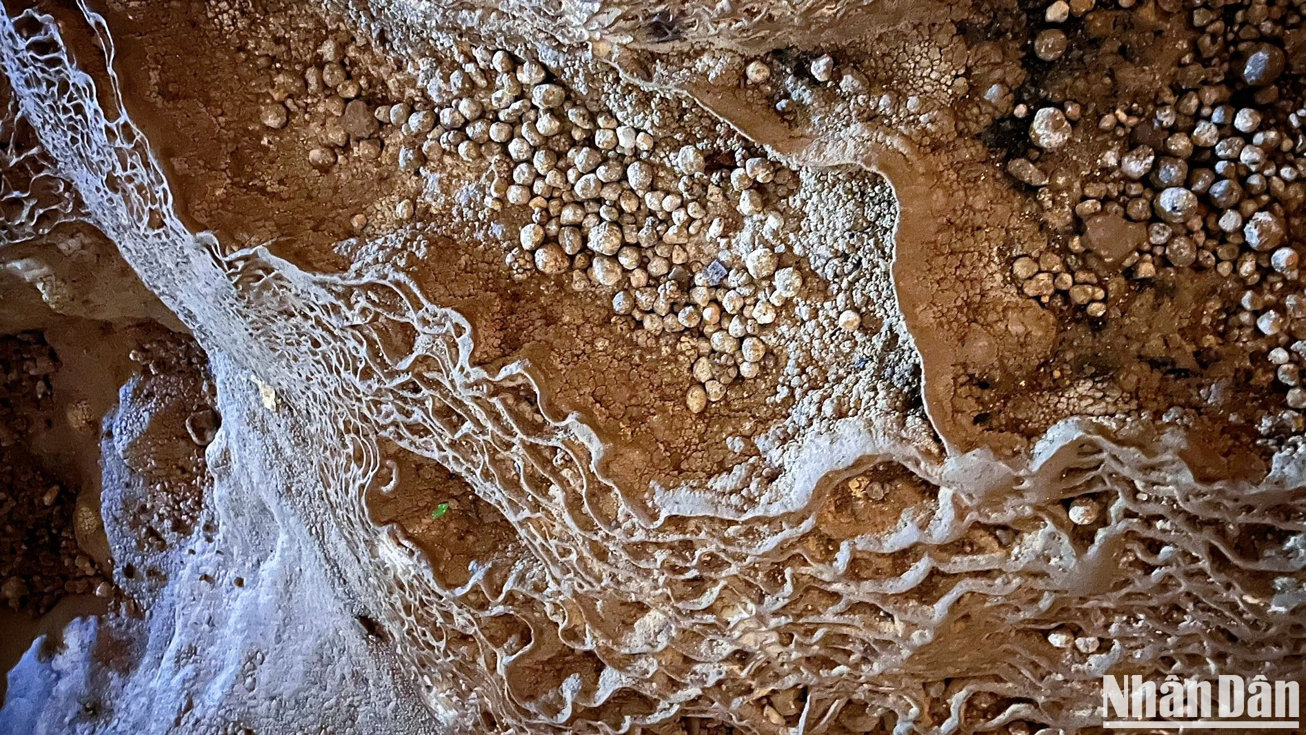 Thiên nhiên còn tạo tác nên vô số "con sóng" bằng đá trên mặt đất, trong đó là những viên đá tròn nhiều kích cỡ, tựa như ngọc trai.