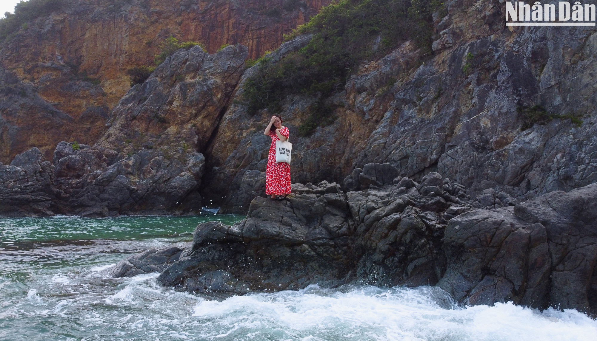 Hoặc nhiều du khách lựa chọn đi dạo trên bờ biển dài gần 2km, ngắm cảnh, chụp ảnh lưu lại những khoảnh khắc ấn tượng, gần gũi với thiên nhiên.