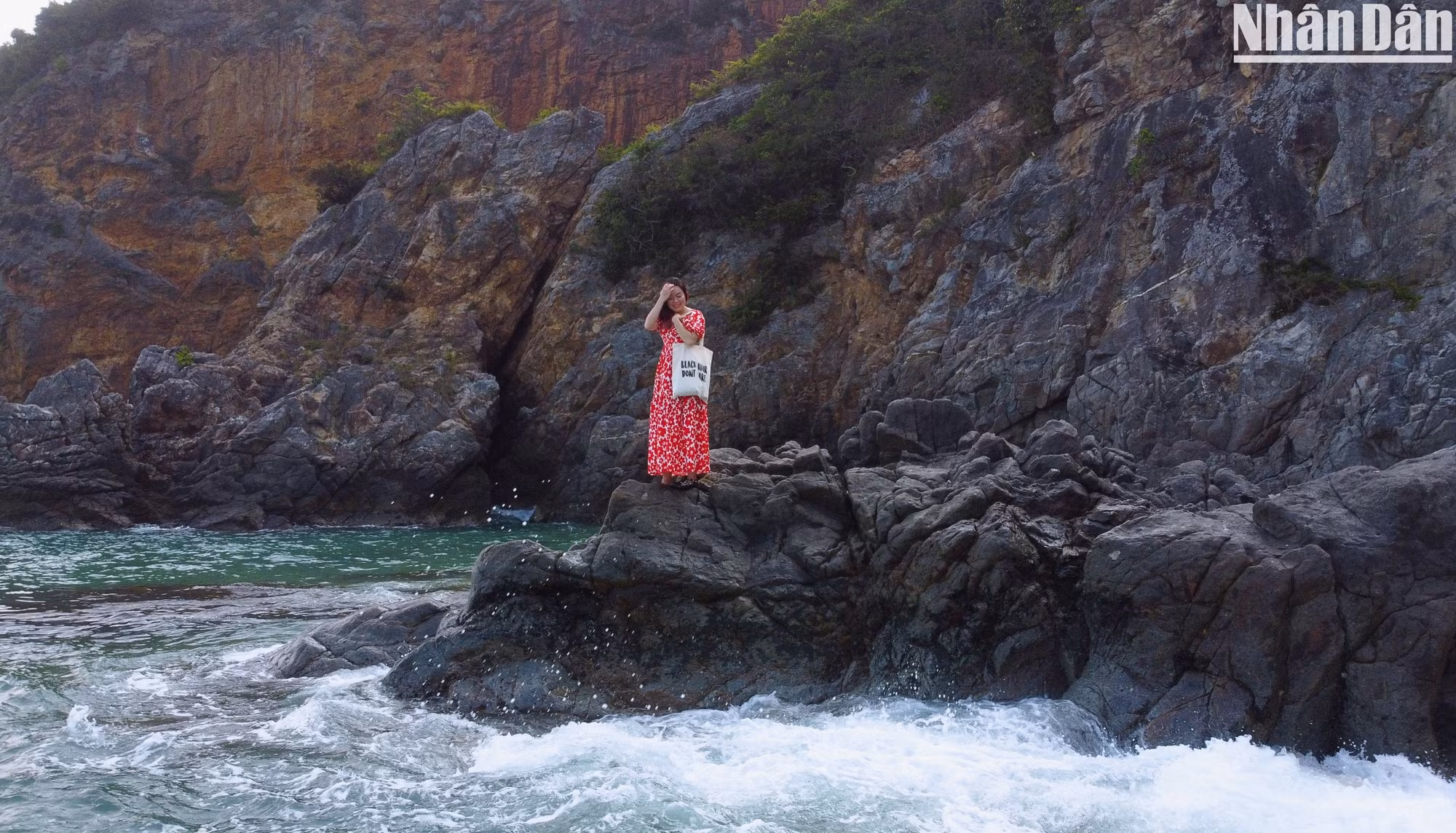 Hoặc nhiều du khách lựa chọn đi dạo trên bờ biển dài gần 2km, ngắm cảnh, chụp ảnh lưu lại những khoảnh khắc ấn tượng, gần gũi với thiên nhiên. Hoặc nhiều du khách lựa chọn đi dạo trên bờ biển dài gần 2km, ngắm cảnh, chụp ảnh lưu lại những khoảnh khắc ấn tượng, gần gũi với thiên nhiên.