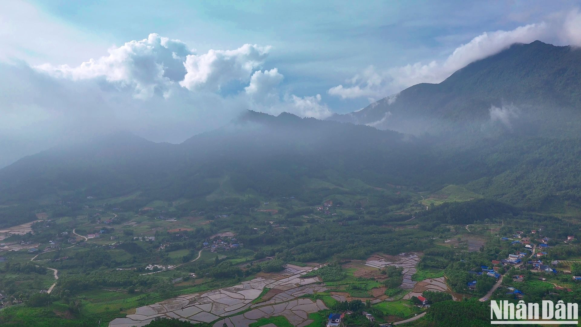 Cụm thác Động Tiên nằm ở sườn Đông Tam Đảo, thuộc địa phận xã Ký Phú, huyện Đại Từ, tỉnh Thái Nguyên. Để đến điểm đu dây vượt thác, du khách sẽ trekking khoảng 5km qua những nương chè xanh mướt miền trung du và vào sâu dưới tán rừng. Cụm thác Động Tiên nằm ở sườn Đông Tam Đảo, thuộc địa phận xã Ký Phú, huyện Đại Từ, tỉnh Thái Nguyên. Để đến điểm đu dây vượt thác, du khách sẽ trekking khoảng 5km qua những nương chè xanh mướt miền trung du và vào sâu dưới tán rừng.