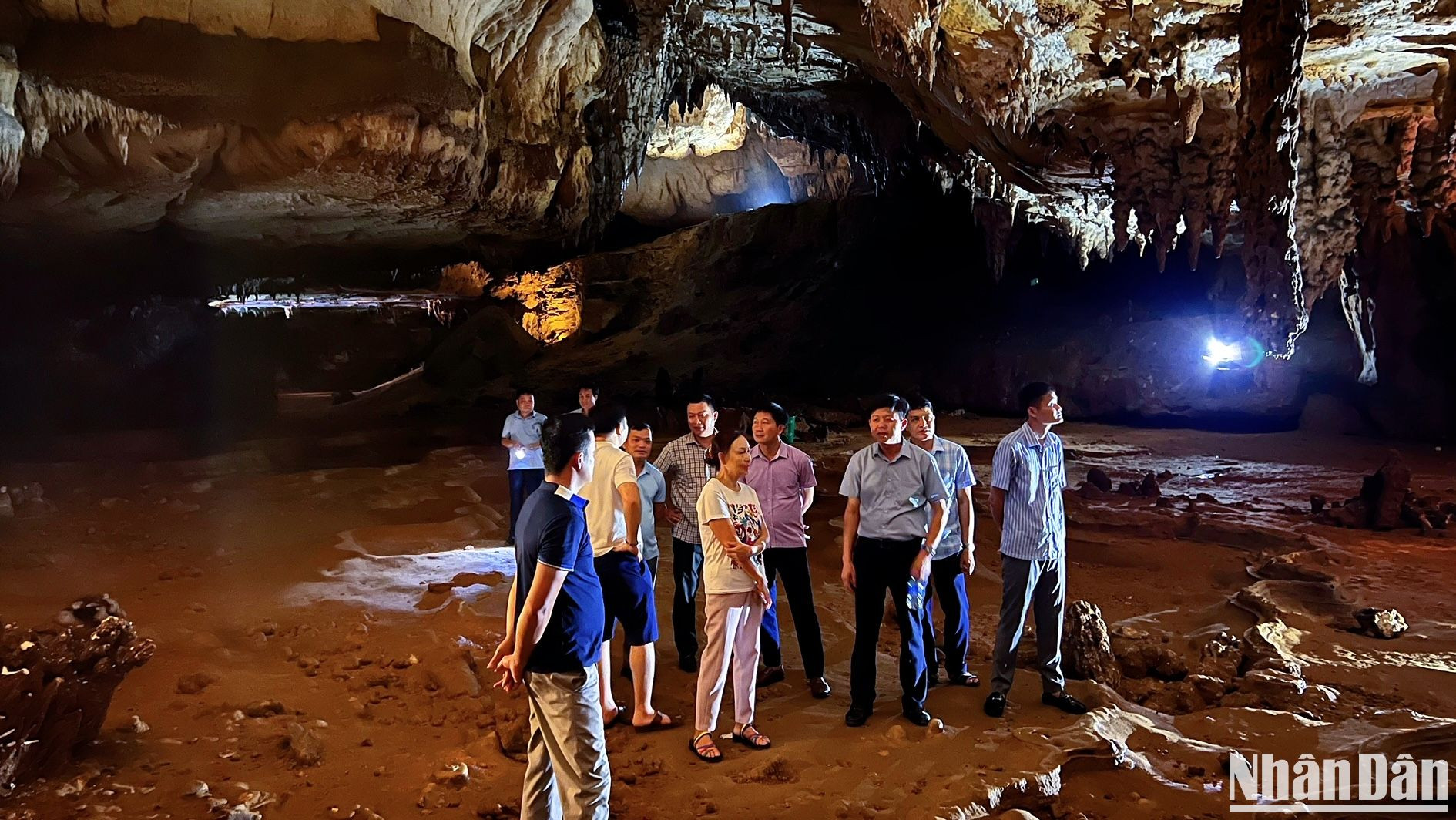 Chủ tịch UBND huyện Quan Sơn Lê Hồng Quang (người đứng thứ ba từ phải sang) dẫn đoàn cán bộ ngành tài nguyên và môi trường ở tỉnh Ninh Bình đến khảo sát, tham quan động Bo Cúng trong dịp này.