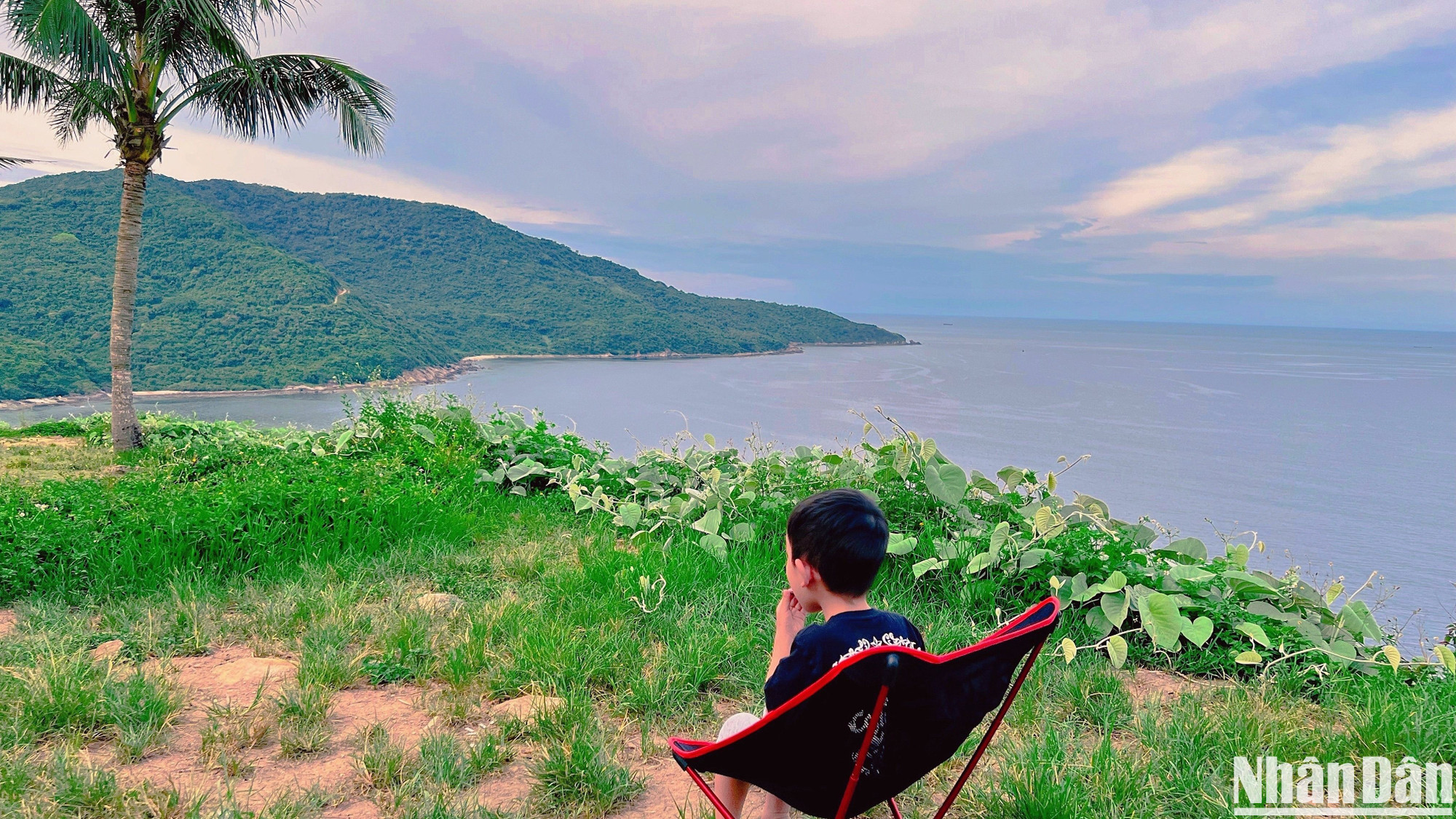 Nhiều trẻ em cũng được phụ huynh đưa đi hóng gió, vận động ngoài trời.