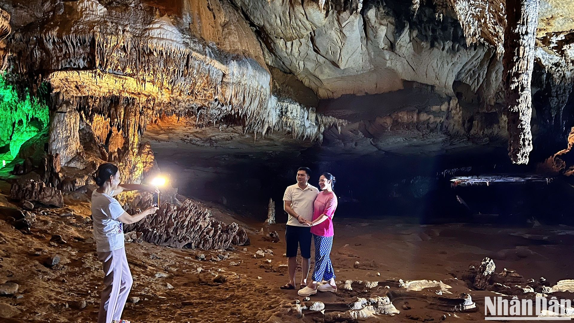 Tại các vị trí đẹp được bố trí đèn rọi, nhiều du khách thích thú tạo dáng và ghi lại những khung hình ấn tượng.