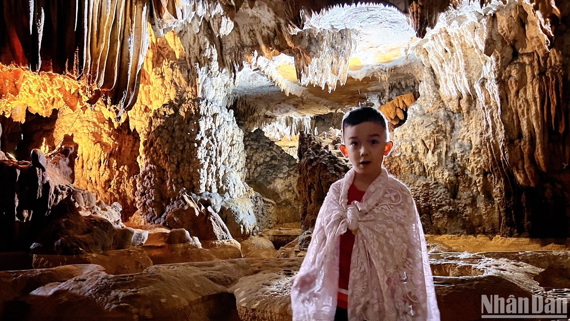 Nhờ lối đi khá bằng phẳng và được chiếu sáng phù hợp, động Bo Cúng là điểm đến thân thiện với hầu hết mọi đối tượng du khách, kể cả người lớn tuổi và trẻ em cũng dễ dàng vào sâu khám phá, trải nghiệm.