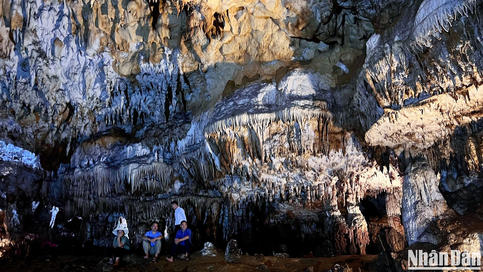 Trong lòng động có nhiều ngách nhỏ vẫn chưa được khám phá hết. Một vài khoang rất rộng, cao tới 10 mét, có thể chứa một hội trường hoặc sân khấu lớn. Đứng trong không gian sâu thẳm và tuyệt đối yên tĩnh này, tâm hồn ai cũng như lắng lại.